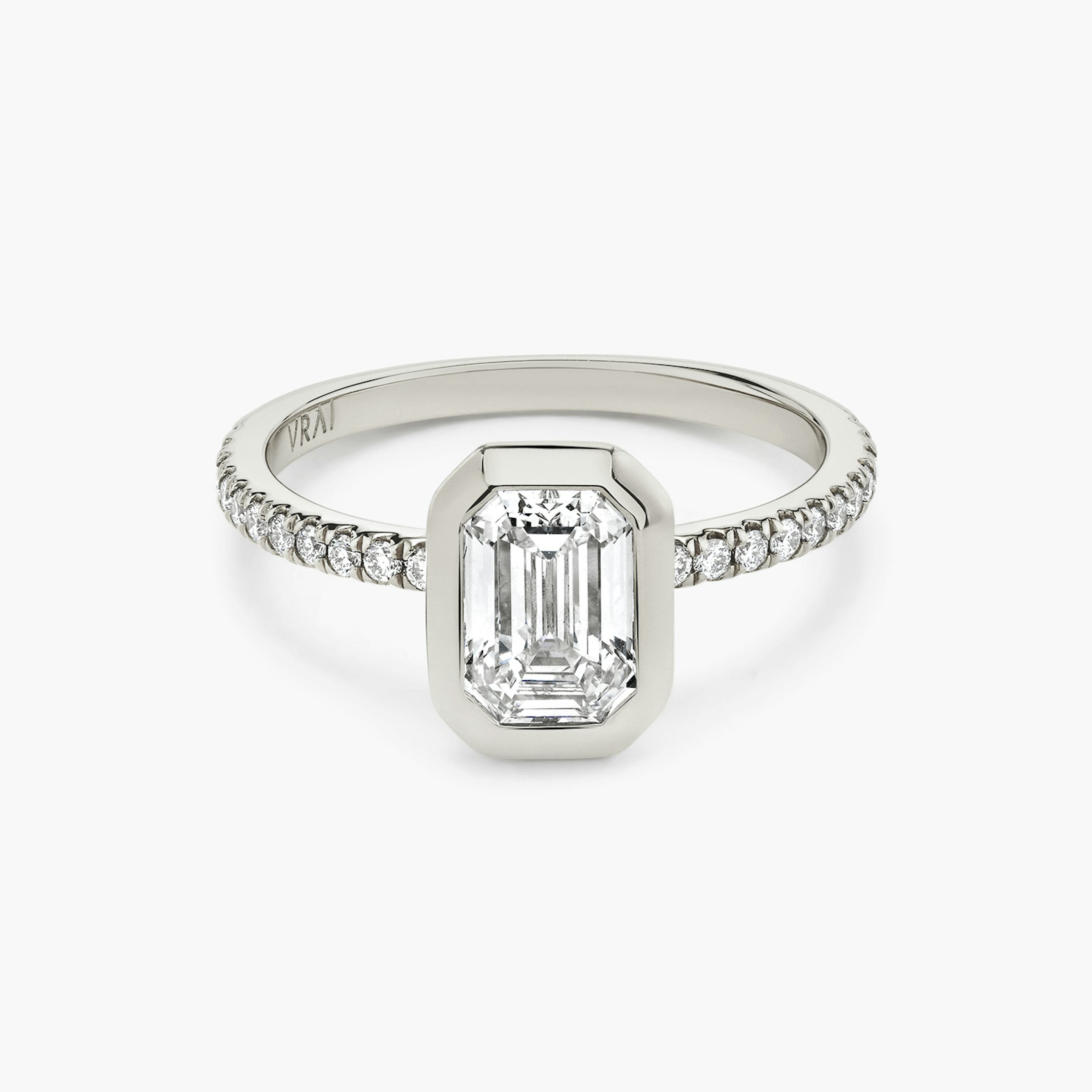 Signature Bezel | Emerald | Platin | Ring: Pavé | Diamantausrichtung: vertical | Karatgewicht: Gesamtbestand ansehen