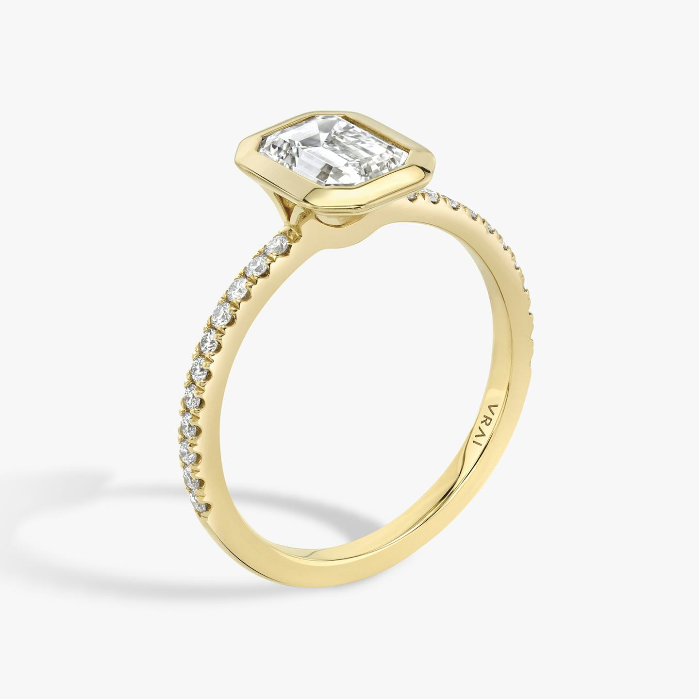 Signature Bezel | Emerald | 18k | 18k Gelbgold | Ring: Pavé | Diamantausrichtung: vertical | Karatgewicht: Gesamtbestand ansehen