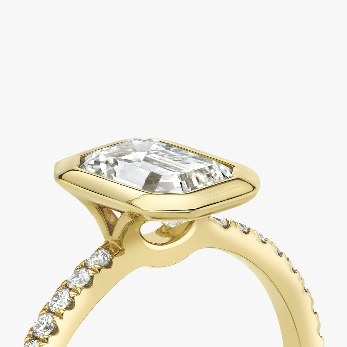 Signature Bezel | Emerald | 18k | 18k Gelbgold | Ring: Pavé | Diamantausrichtung: vertical | Karatgewicht: Gesamtbestand ansehen