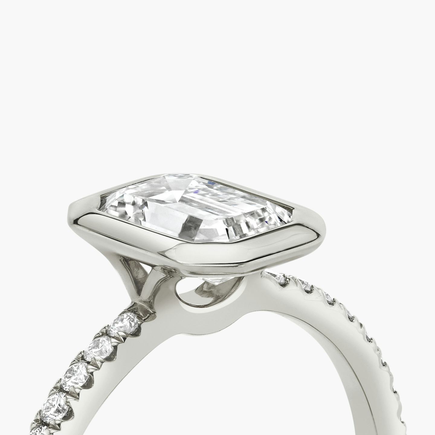 Signature Bezel | Emerald | 18k | 18k Weißgold | Ring: Pavé | Diamantausrichtung: vertical | Karatgewicht: Gesamtbestand ansehen