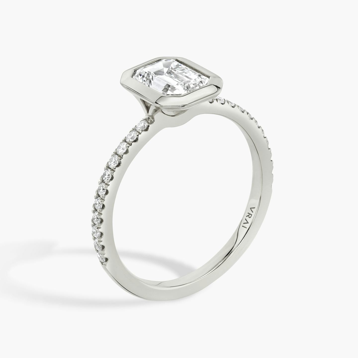 Signature Bezel | Emerald | 18k | 18k Weißgold | Ring: Pavé | Diamantausrichtung: vertical | Karatgewicht: Gesamtbestand ansehen