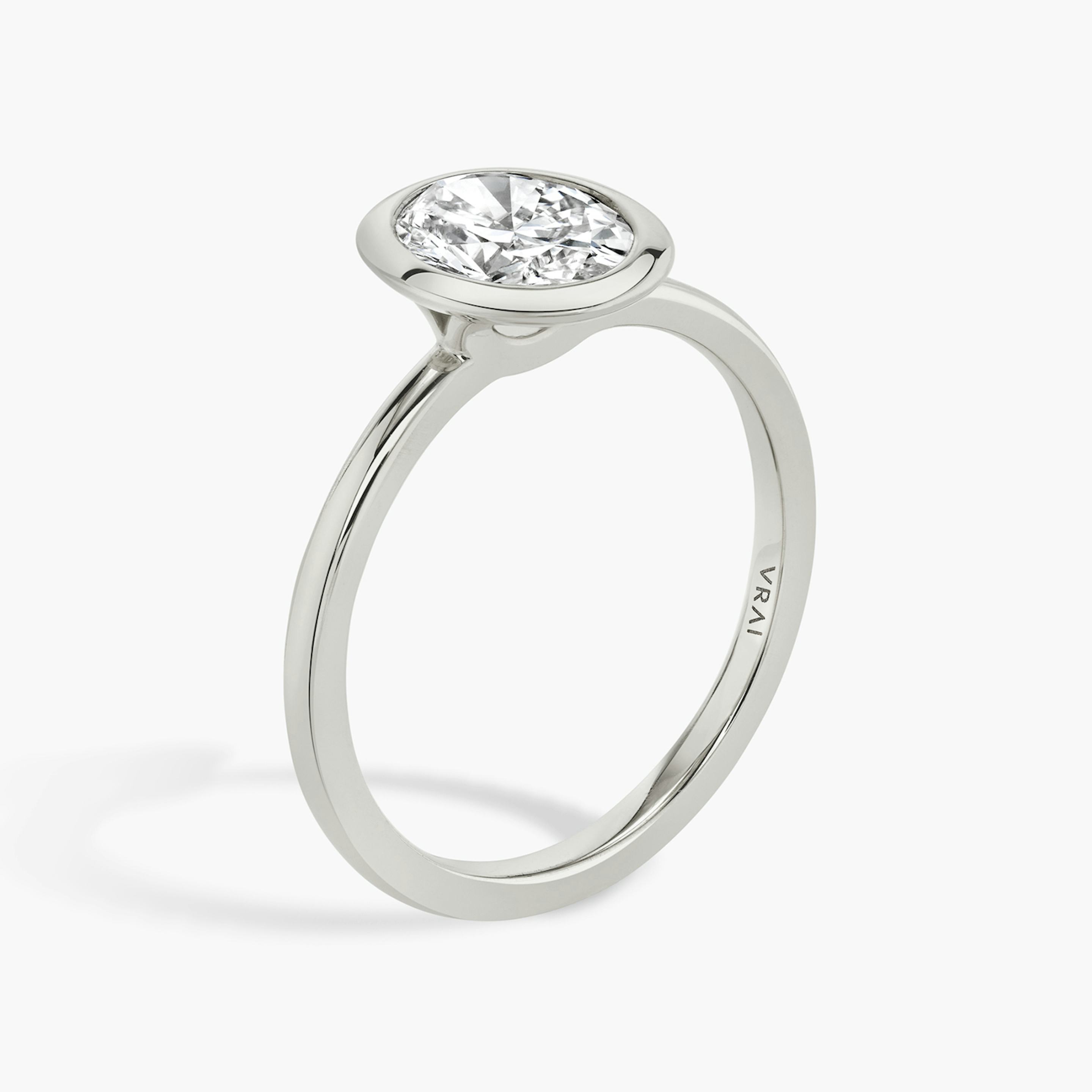 The Signature Bezel | Oval | 18k | 18k White Gold | Band: Plain | Diamond orientation: vertical | Carat weight: See full inventory