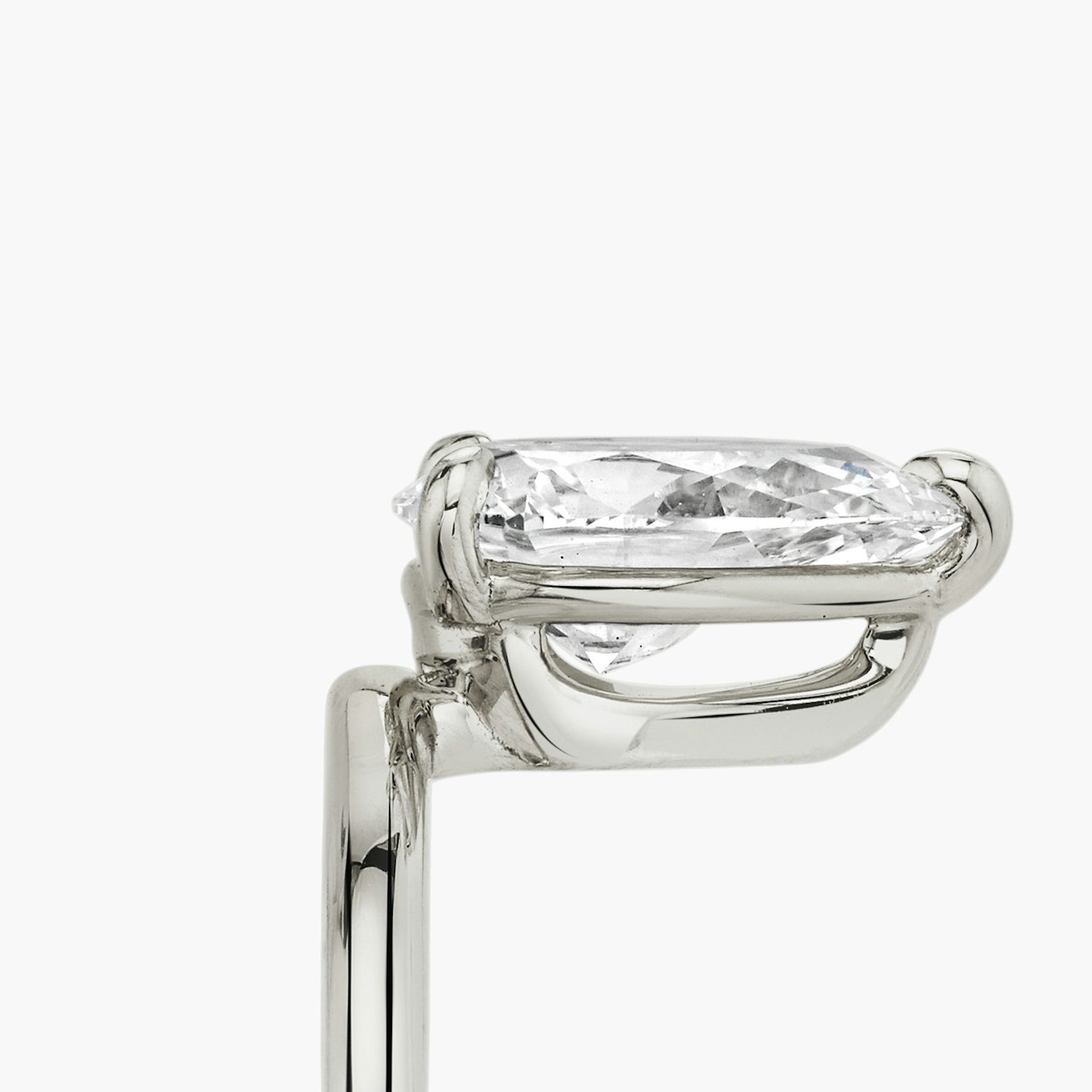 Anillo de compromiso Hover | Pera | 18k | Oro blanco de 18 quilates | Banda: Simple | Orientación de diamante: vertical | Peso en quilates: Ver stock total
