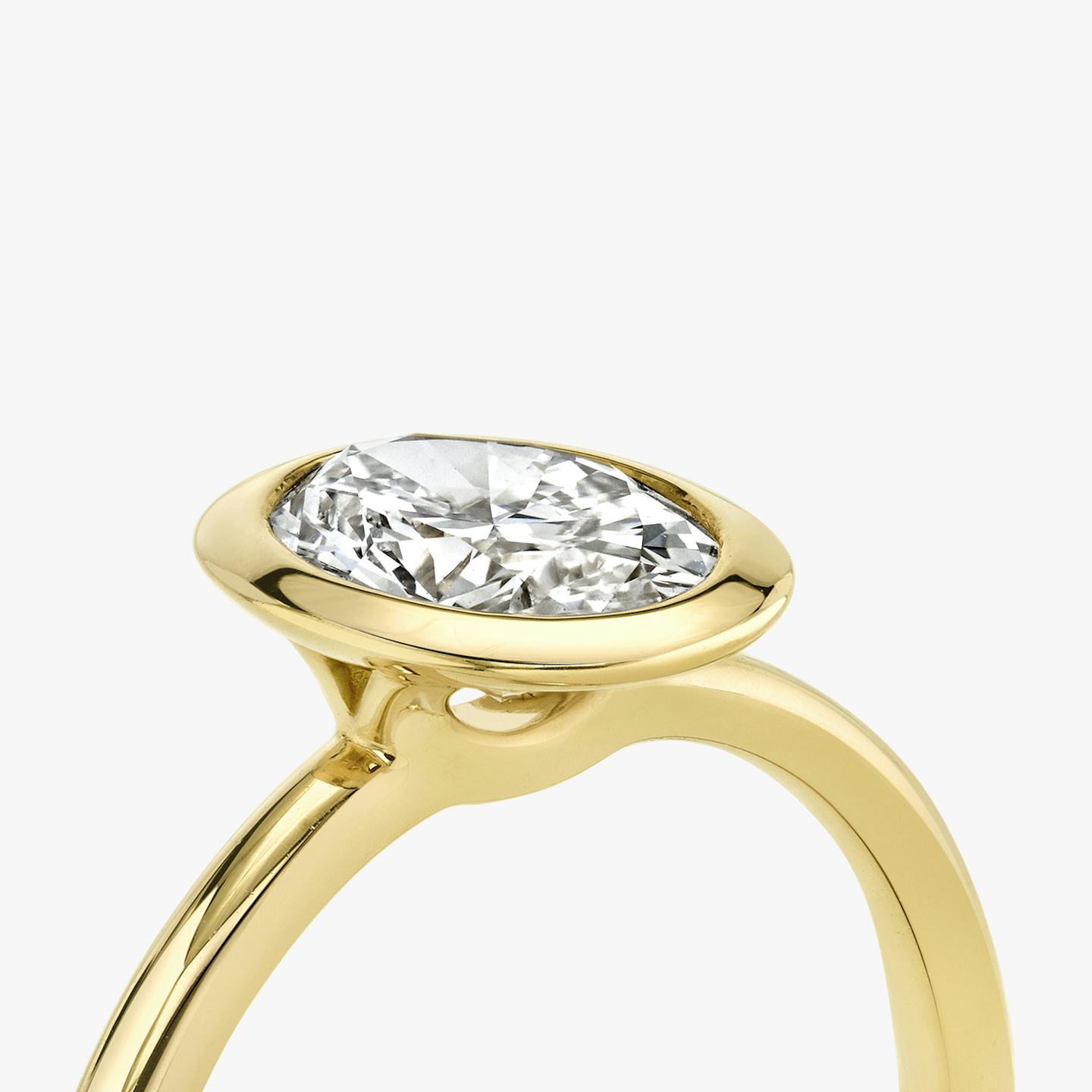 The Signature Bezel | Oval | 18k | 18k Yellow Gold | Band: Plain | Diamond orientation: vertical | Carat weight: See full inventory