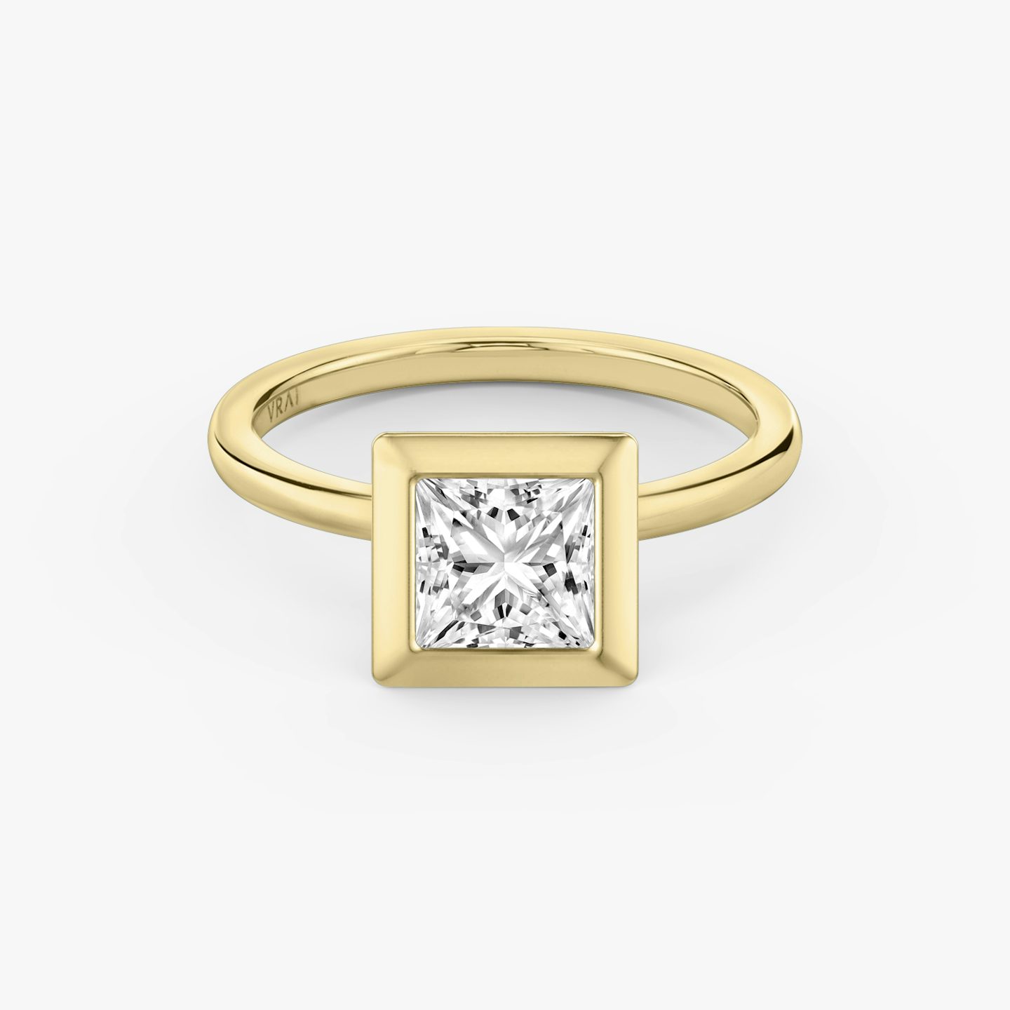 Bague de fiançailles Signature Bezel | Princesse | 18k | Or jaune 18 carats | Anneau: Simple | Orientation du diamant: vertical | Poids en carats: Voir le stock total