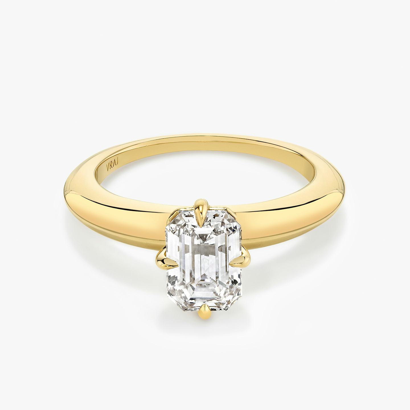 The Curator | Emerald | 18k | 18k Yellow Gold | Band: Plain | Diamond orientation: vertical | Carat weight: See full inventory