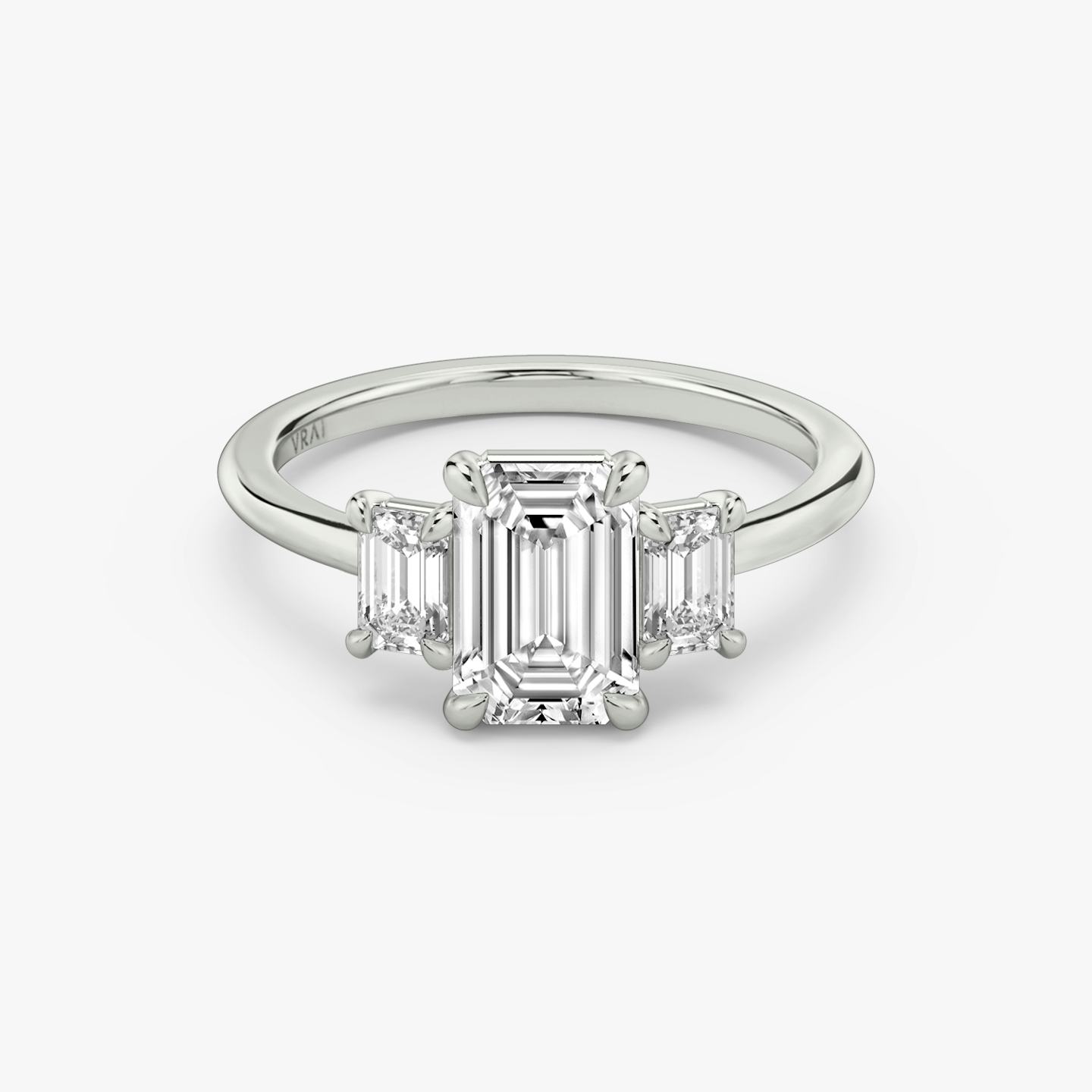 Three Stone | Emerald | 18k | 18k Weißgold | Ring: Schlicht | Karatgewicht der Seitensteine: 1/4 | Form der Seitensteine: Emerald | Diamantausrichtung: vertical | Karatgewicht: Gesamtbestand ansehen
