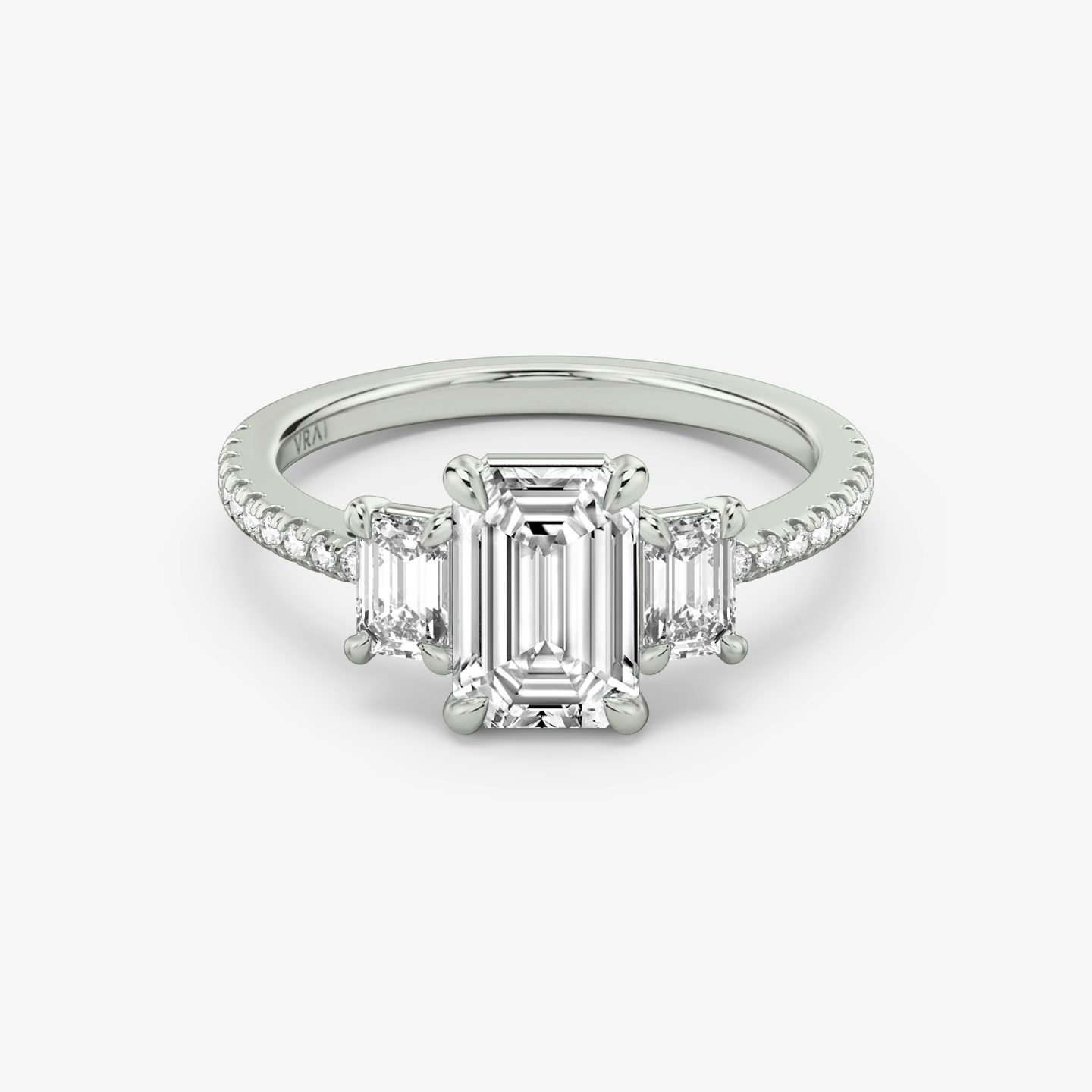 Three Stone | Emerald | Platin | Ring: Pavé | Karatgewicht der Seitensteine: 1/4 | Form der Seitensteine: Emerald | Diamantausrichtung: vertical | Karatgewicht: Gesamtbestand ansehen