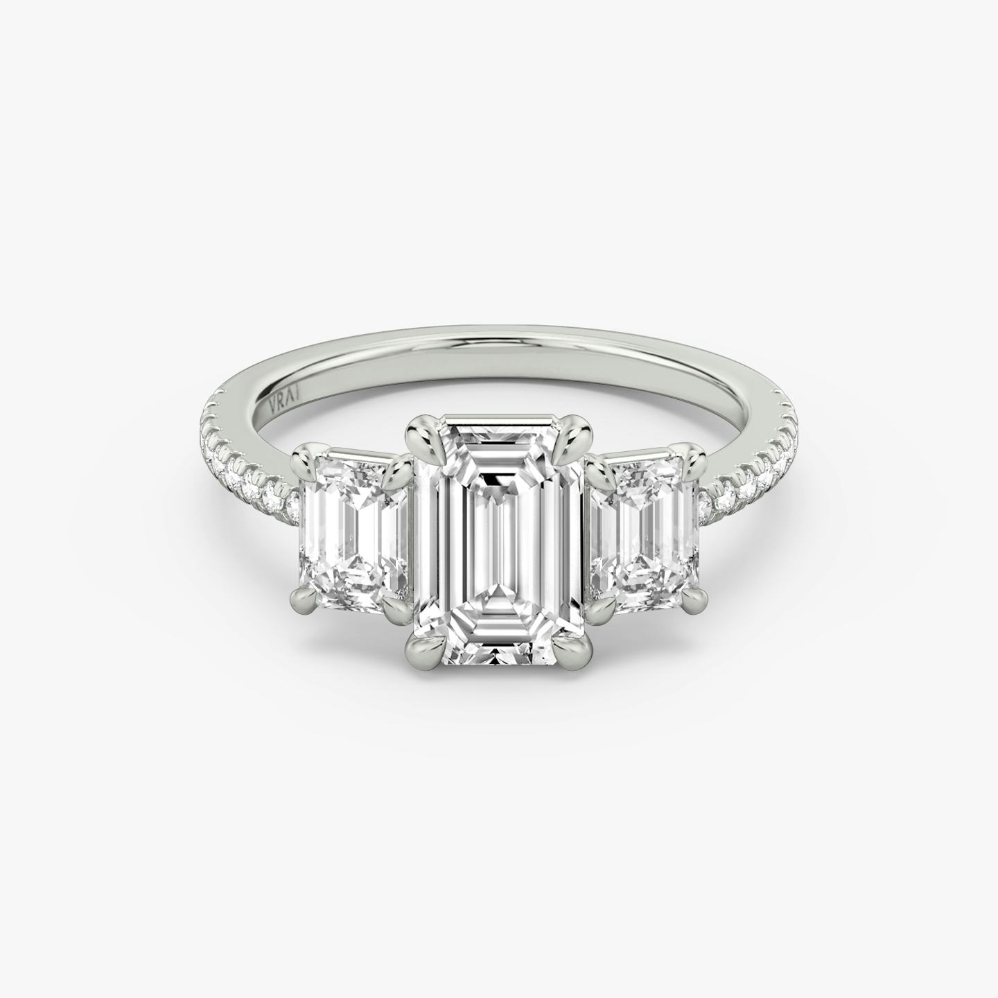 Three Stone | Emerald | Platin | Ring: Pavé | Karatgewicht der Seitensteine: 1/2 | Form der Seitensteine: Emerald | Diamantausrichtung: vertical | Karatgewicht: Gesamtbestand ansehen