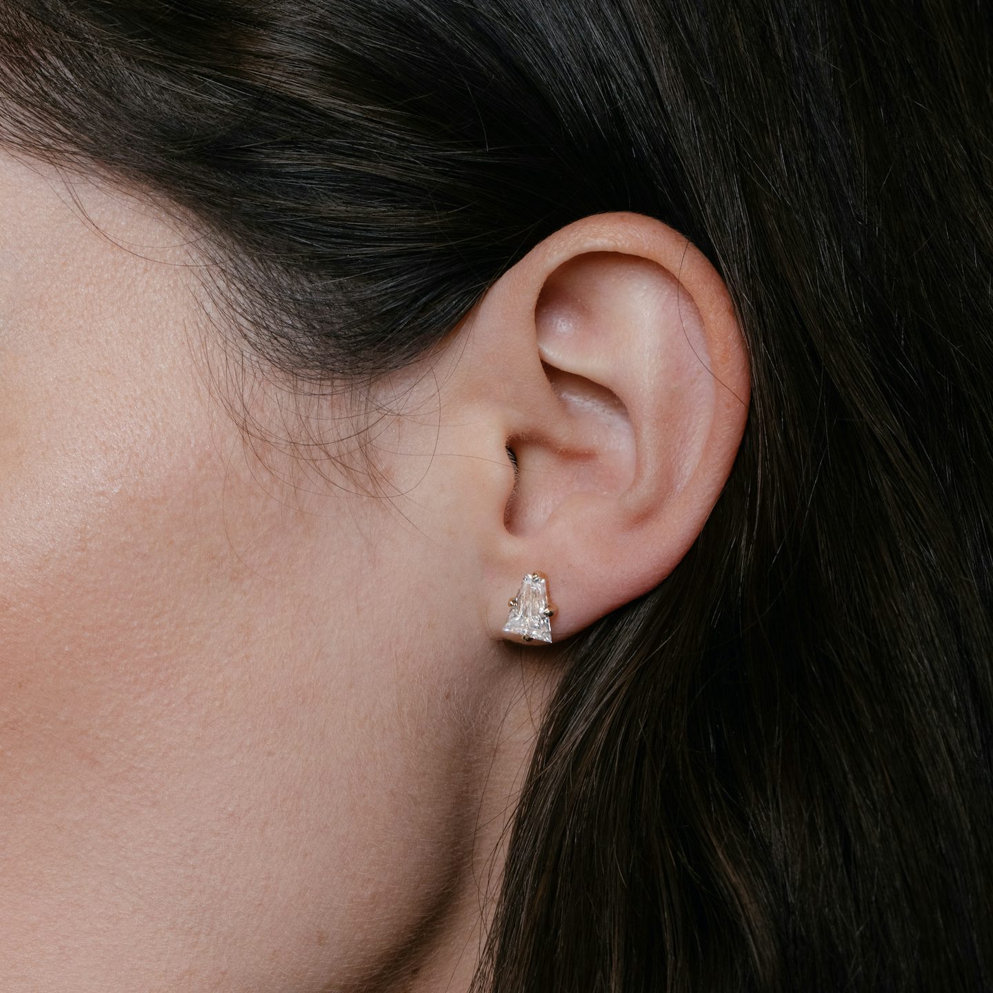 Clou d'oreille Iconic VRAI | Keystone | 14k | Or blanc 18 carats | Poids en carats: 3/4