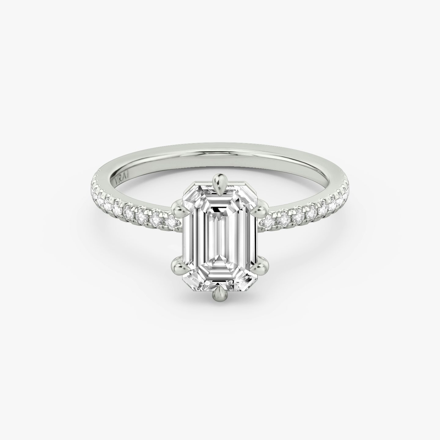 Signature 6 Prong | Emerald | Platin | Ring: Pavé | Diamantausrichtung: vertical | Karatgewicht: Gesamtbestand ansehen