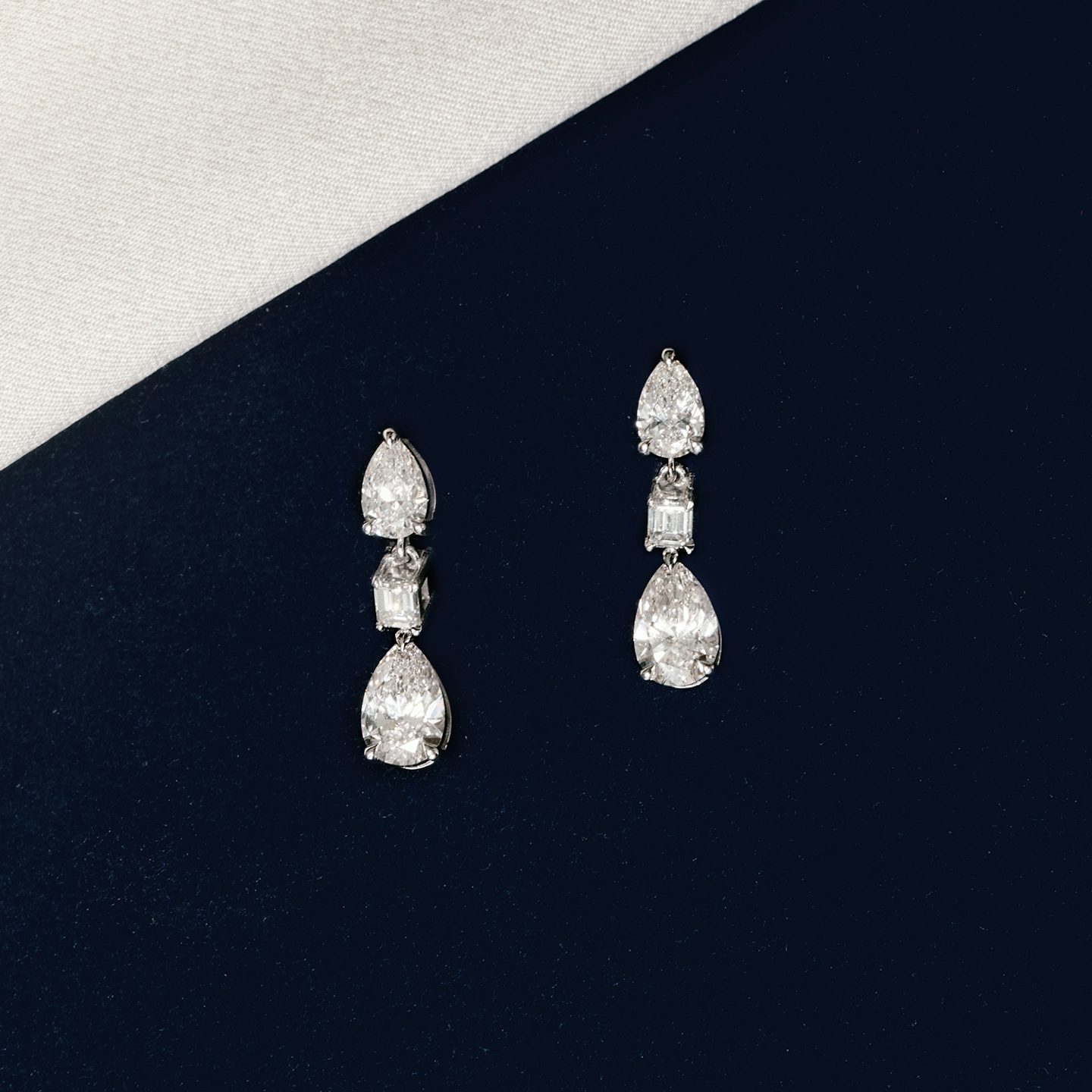 Boucle d'oreille Del Sol Drop | pear+emerald | 14k | Or blanc 18 carats