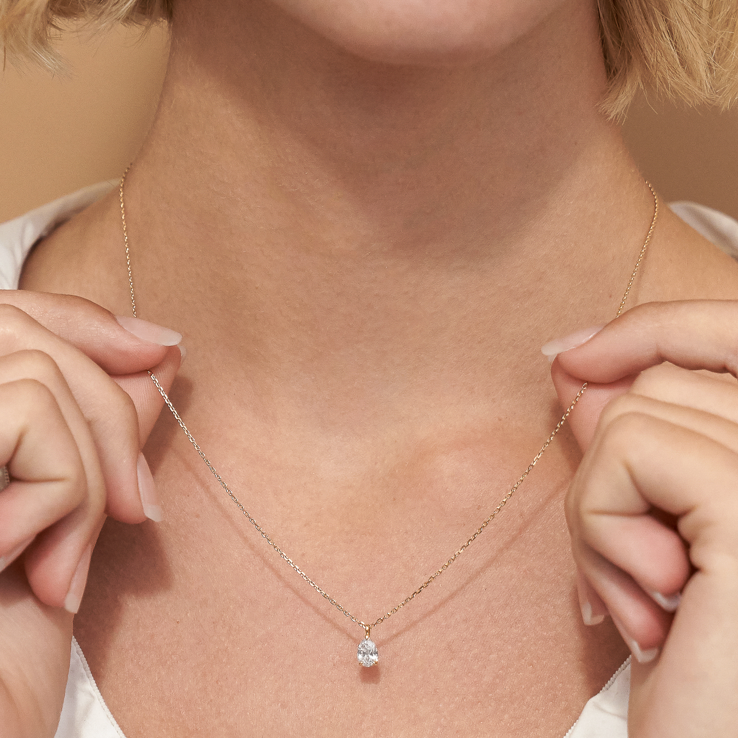 VRAI V Solitaire Round Brilliant Necklaces