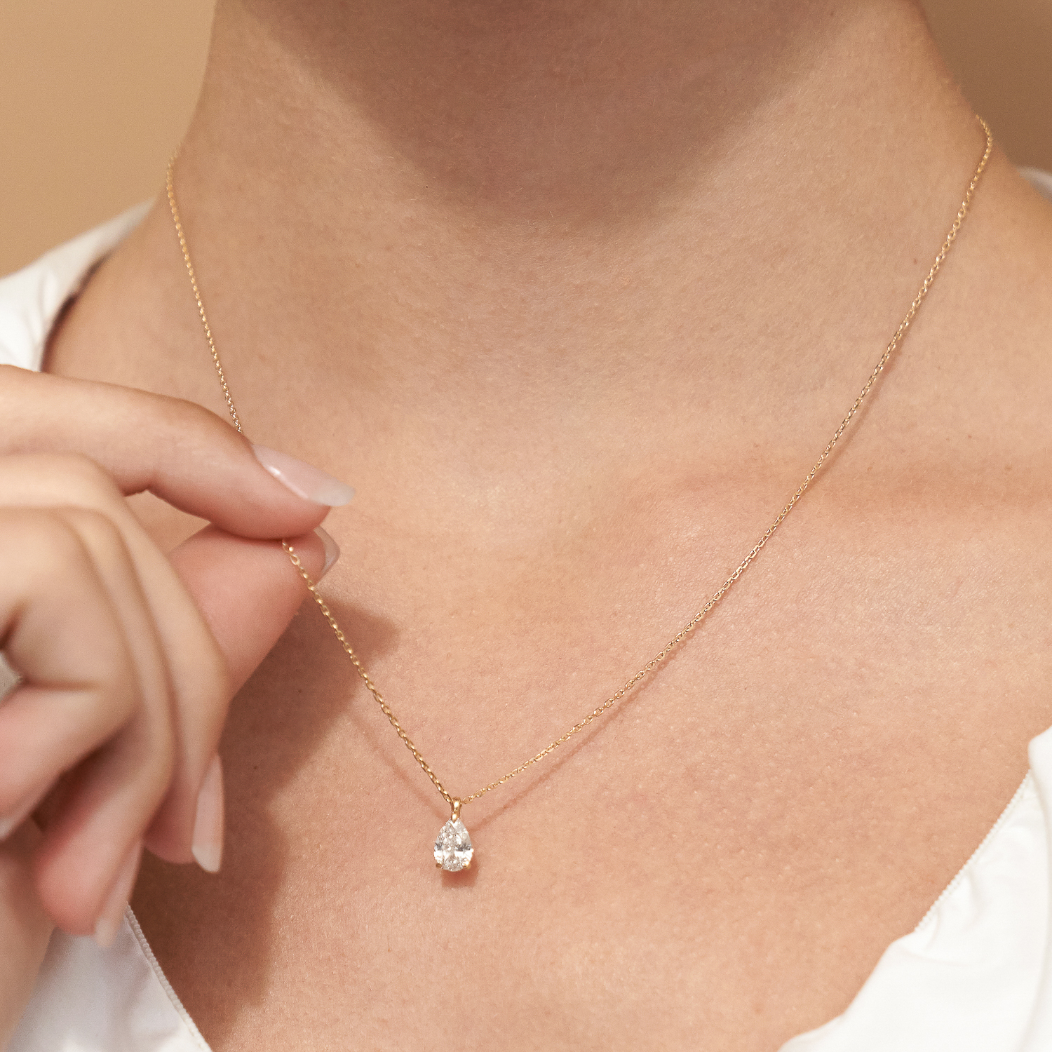 VRAI V Solitaire Round Brilliant Necklaces