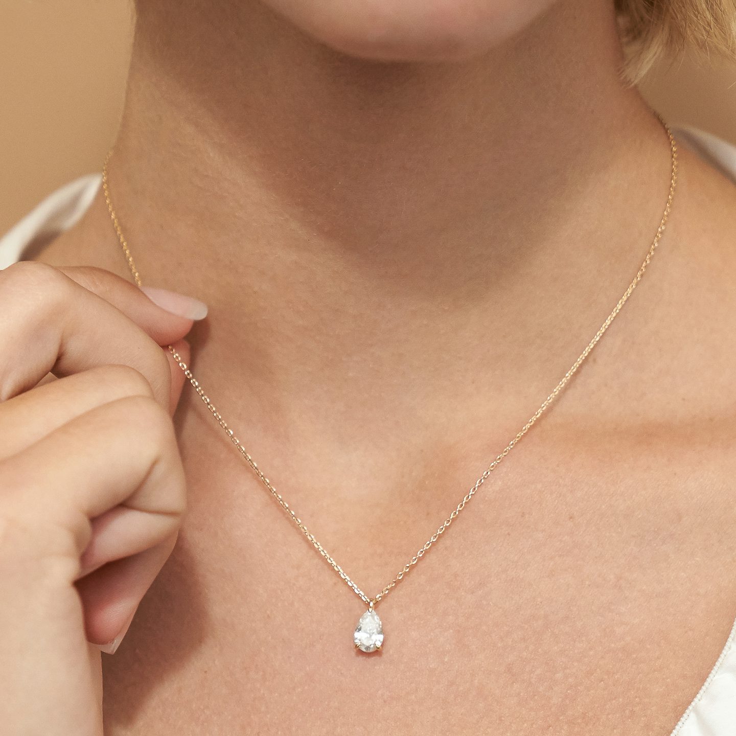 VRAI Solitaire Pendant | Pear | 14k | 18k White Gold | Carat weight: 1