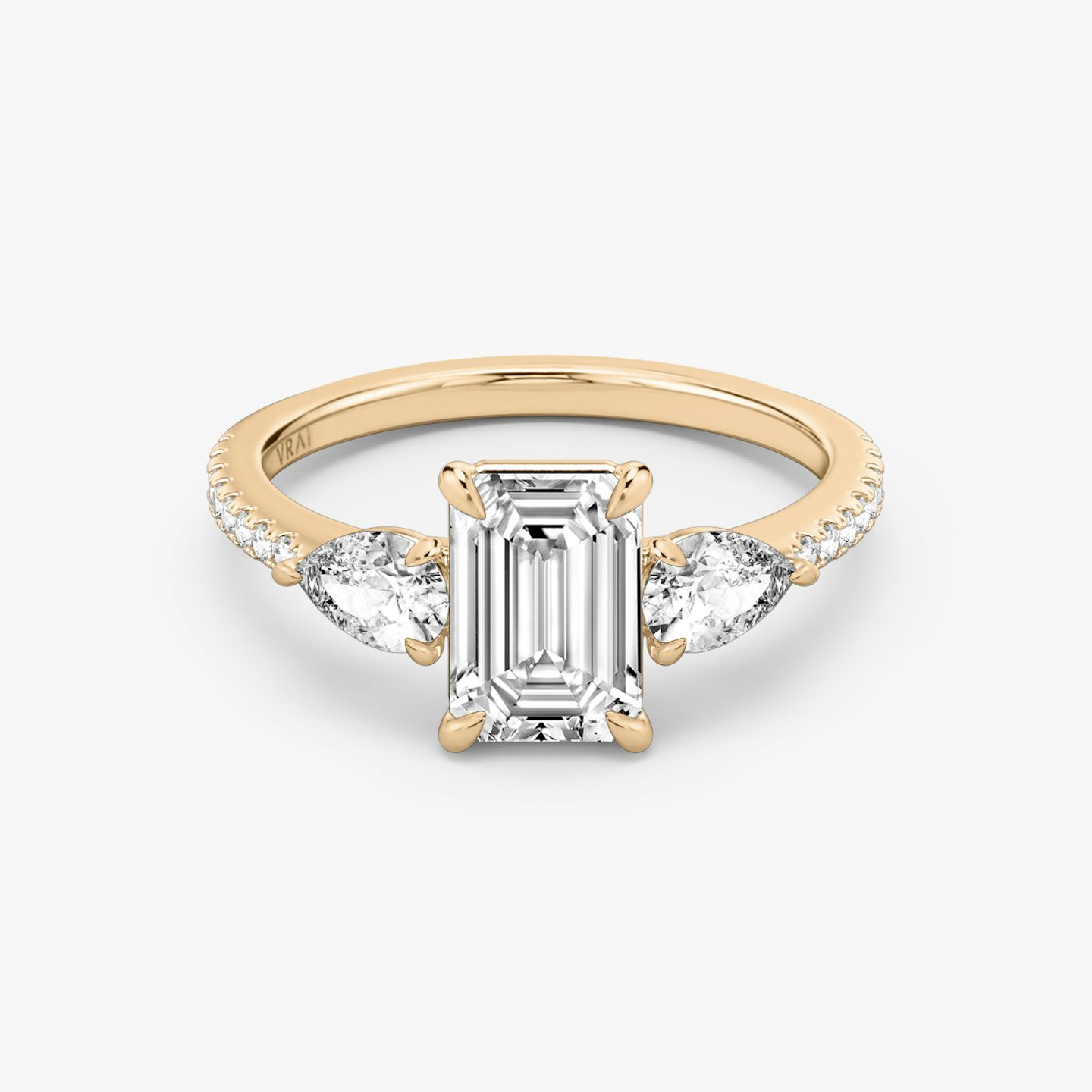Three Stone | Emerald | 14k | 14k Roségold | Ring: Pavé | Karatgewicht der Seitensteine: 1/4 | Form der Seitensteine: Tropfen | Diamantausrichtung: vertical | Karatgewicht: Gesamtbestand ansehen
