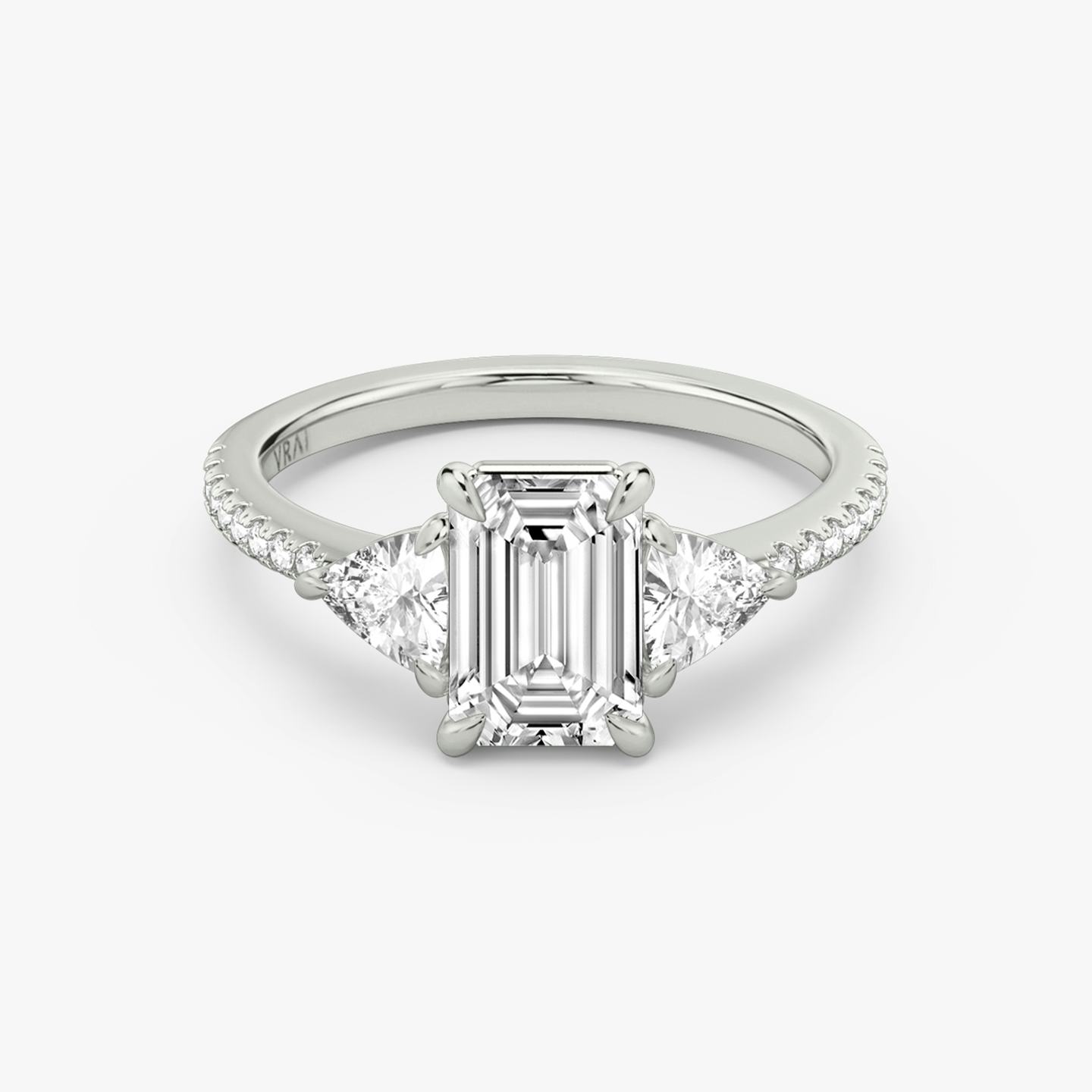 Three Stone | Emerald | Platin | Ring: Pavé | Karatgewicht der Seitensteine: 1/4 | Form der Seitensteine: Trillant | Diamantausrichtung: vertical | Karatgewicht: Gesamtbestand ansehen