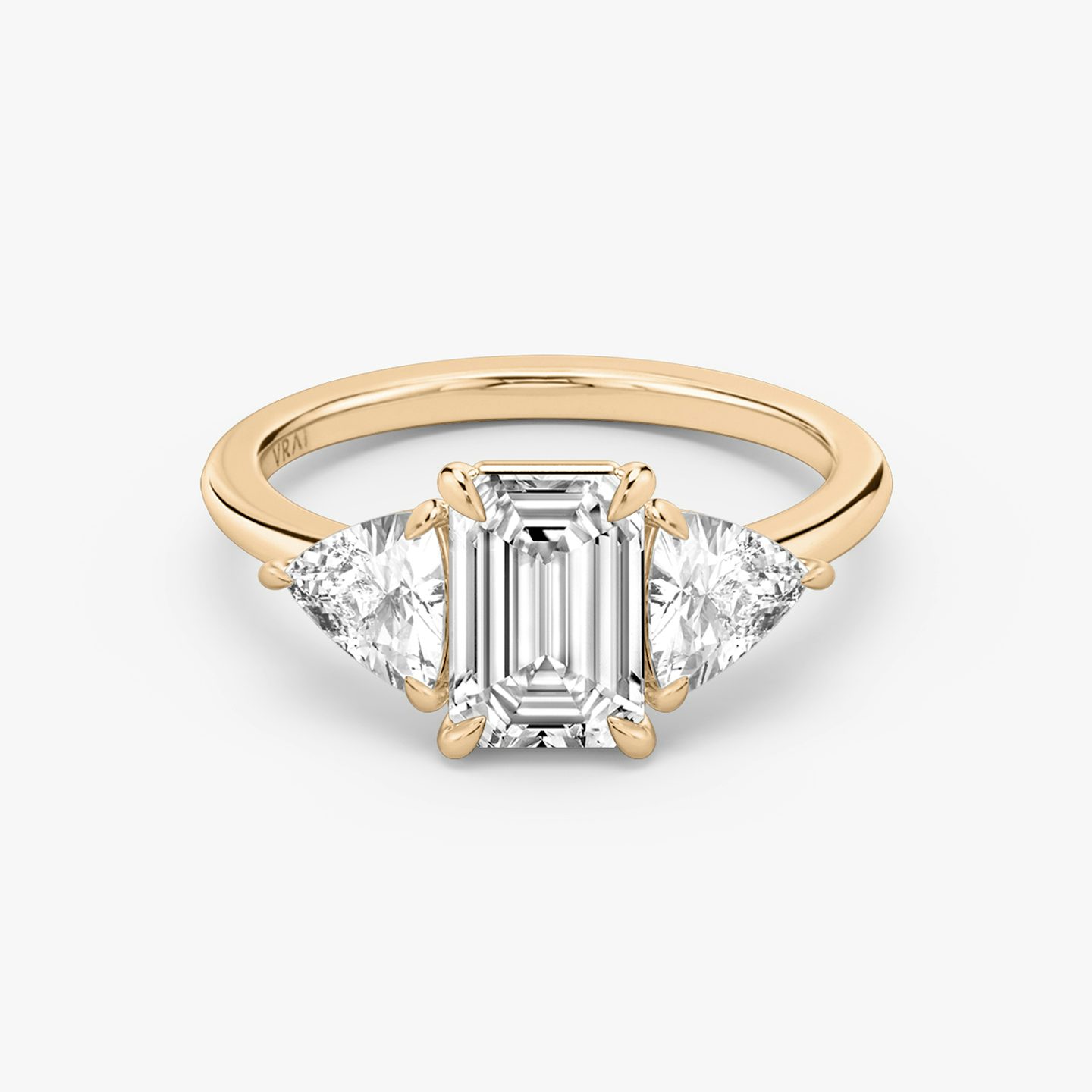 Three Stone | Emerald | 14k | 14k Roségold | Ring: Schlicht | Karatgewicht der Seitensteine: 1/2 | Form der Seitensteine: Trillant | Diamantausrichtung: vertical | Karatgewicht: Gesamtbestand ansehen
