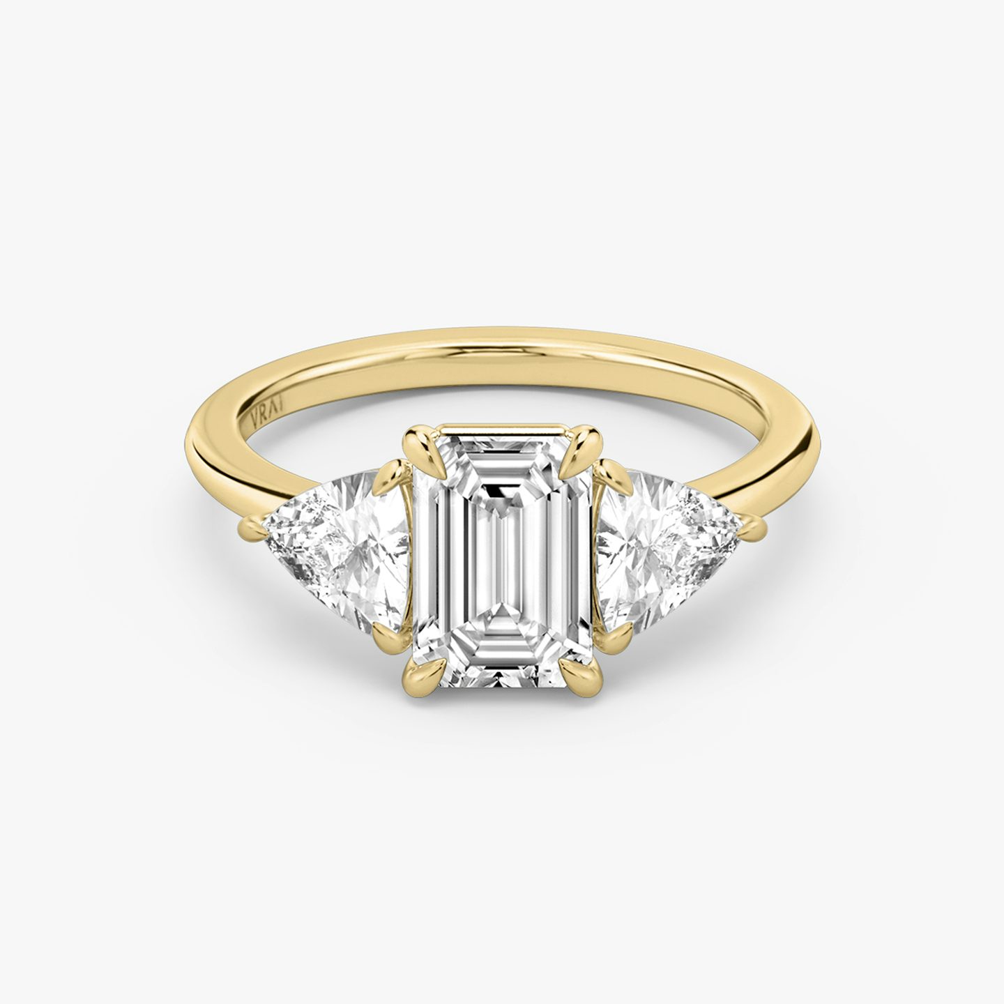 Three Stone | Emerald | 18k | 18k Gelbgold | Ring: Schlicht | Karatgewicht der Seitensteine: 1/2 | Form der Seitensteine: Trillant | Diamantausrichtung: vertical | Karatgewicht: Gesamtbestand ansehen