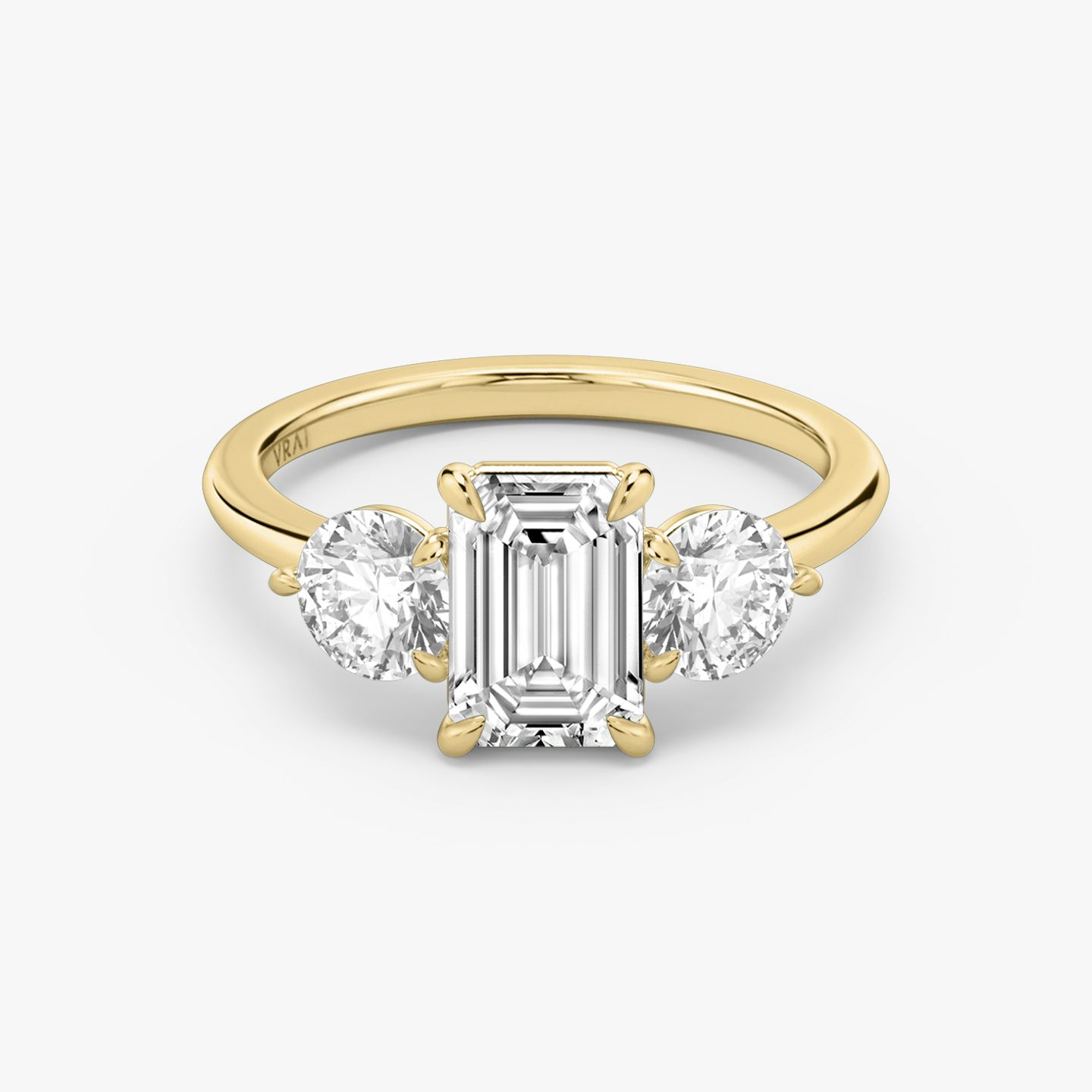 Three Stone | Emerald | 18k | 18k Gelbgold | Ring: Schlicht | Karatgewicht der Seitensteine: 1/2 | Form der Seitensteine: Rund | Diamantausrichtung: vertical | Karatgewicht: Gesamtbestand ansehen
