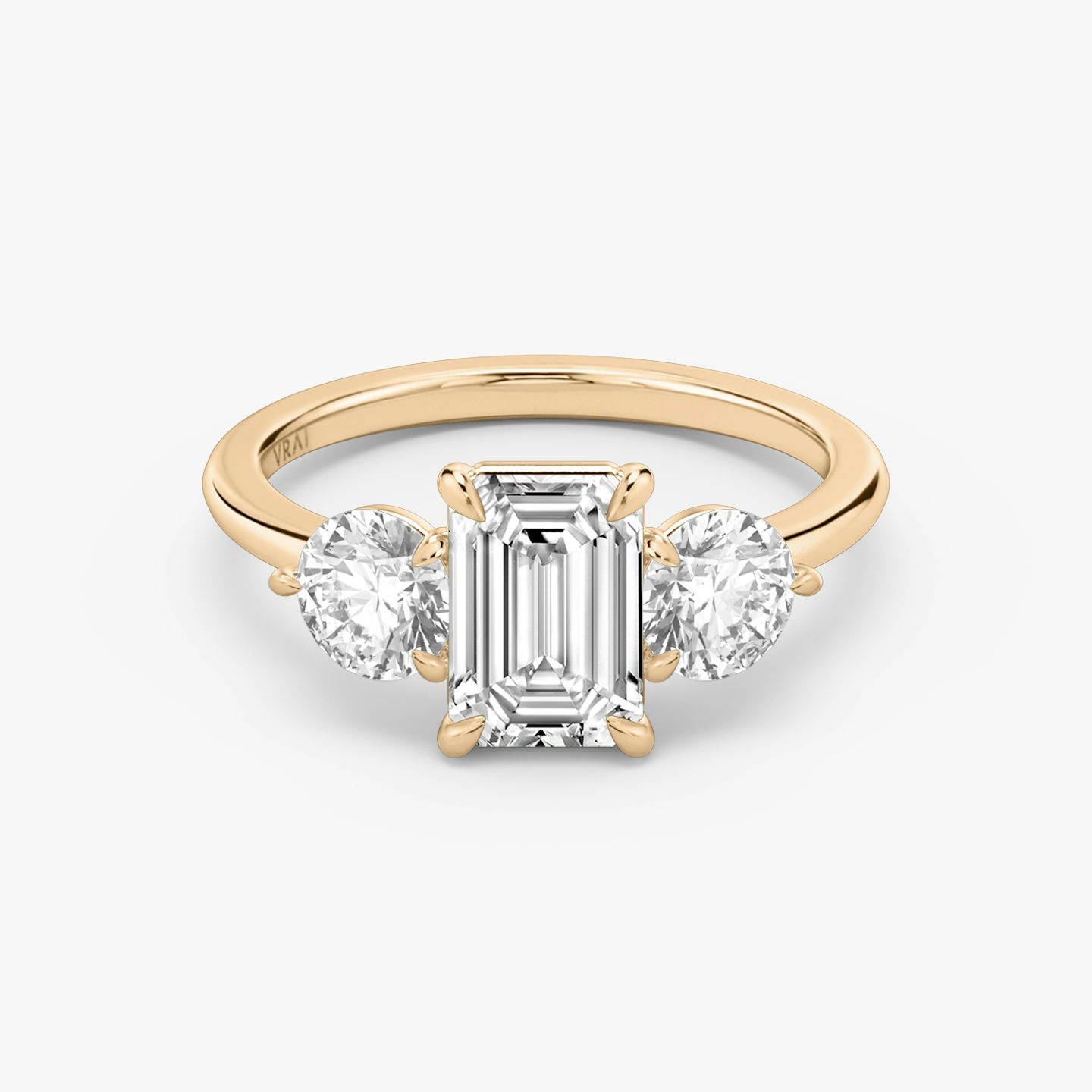 Three Stone | Emerald | 14k | 14k Roségold | Ring: Schlicht | Karatgewicht der Seitensteine: 1/2 | Form der Seitensteine: Rund | Diamantausrichtung: vertical | Karatgewicht: Gesamtbestand ansehen