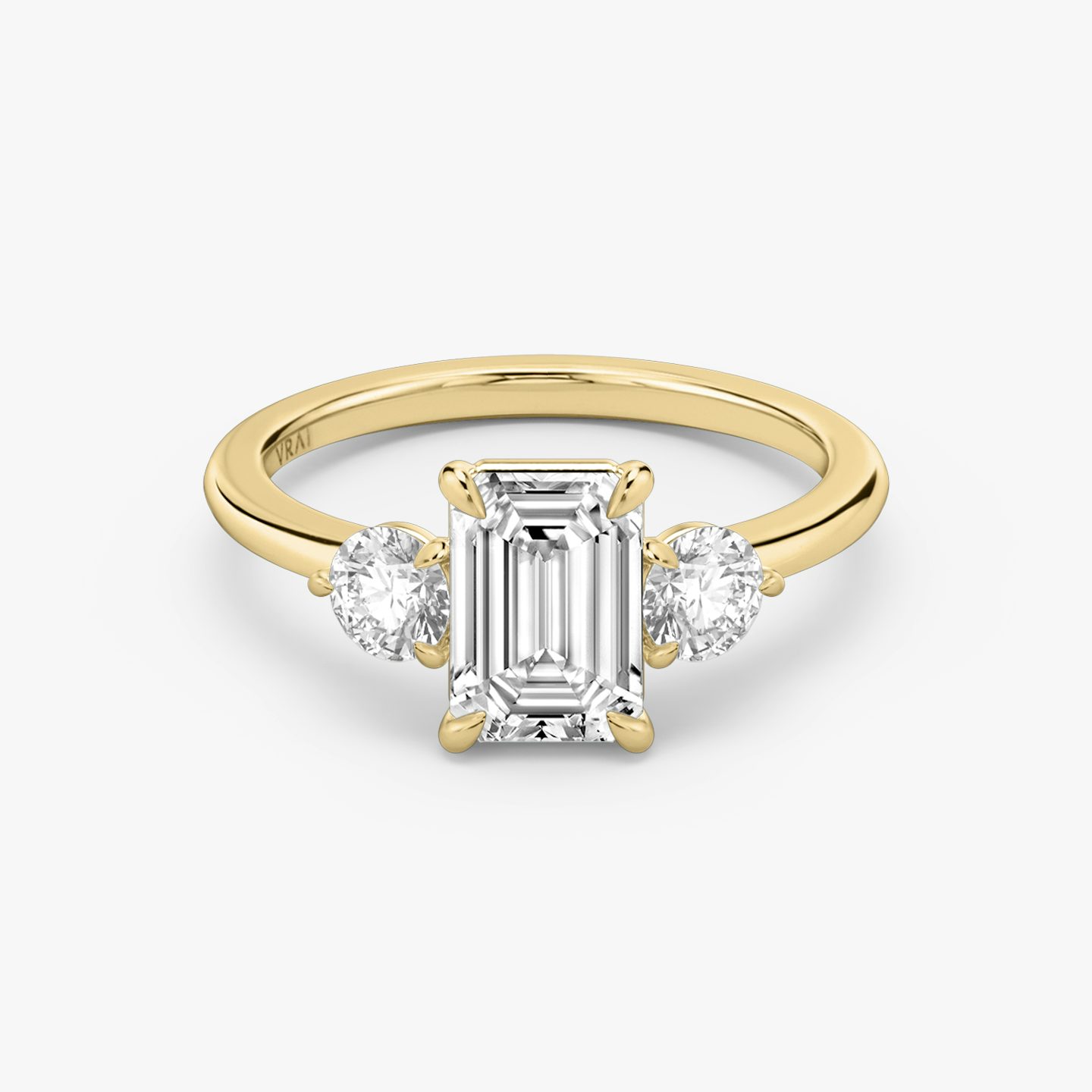 Three Stone | Emerald | 18k | 18k Gelbgold | Ring: Schlicht | Karatgewicht der Seitensteine: 1/4 | Form der Seitensteine: Rund | Diamantausrichtung: vertical | Karatgewicht: Gesamtbestand ansehen
