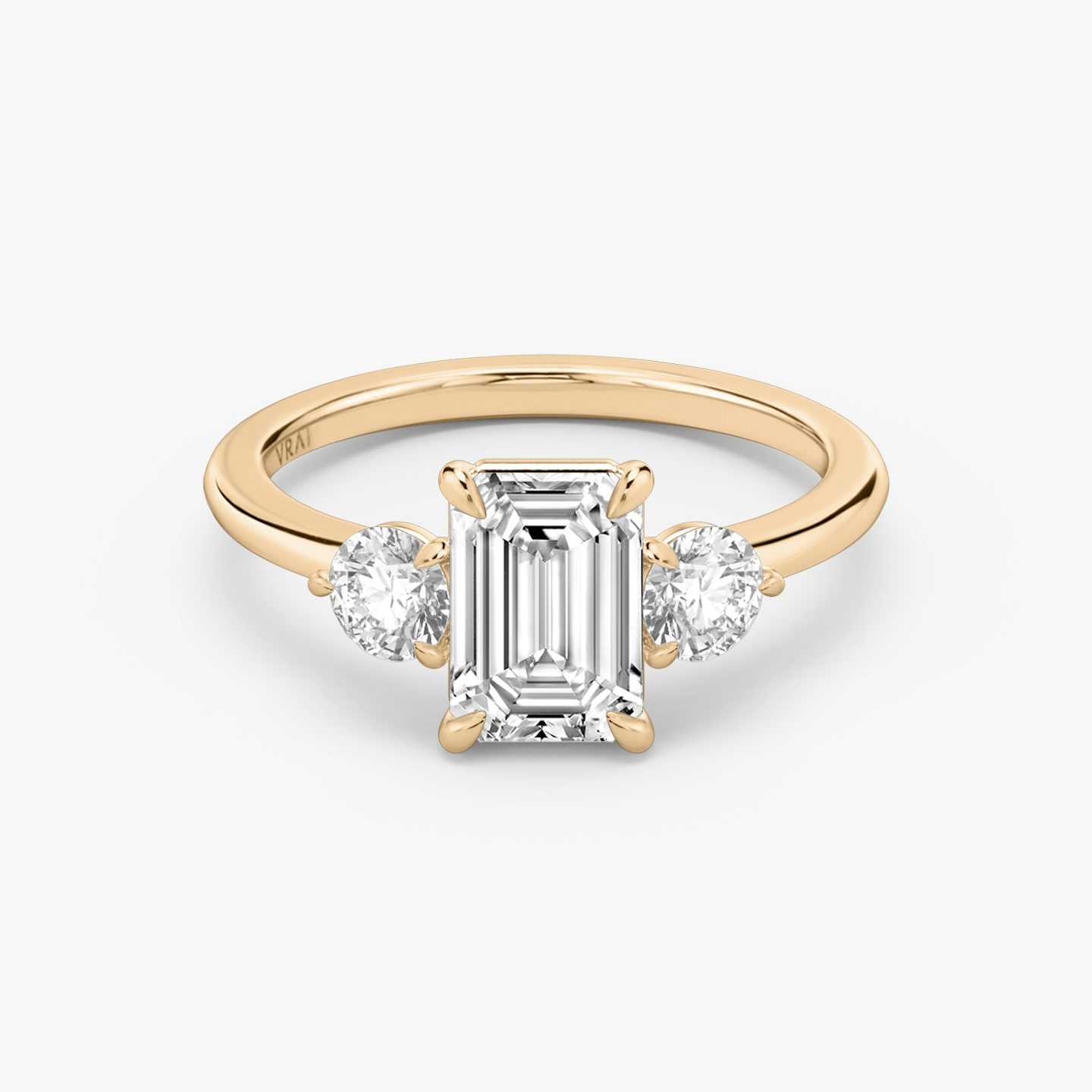 Three Stone | Emerald | 14k | 14k Roségold | Ring: Schlicht | Karatgewicht der Seitensteine: 1/4 | Form der Seitensteine: Rund | Diamantausrichtung: vertical | Karatgewicht: Gesamtbestand ansehen