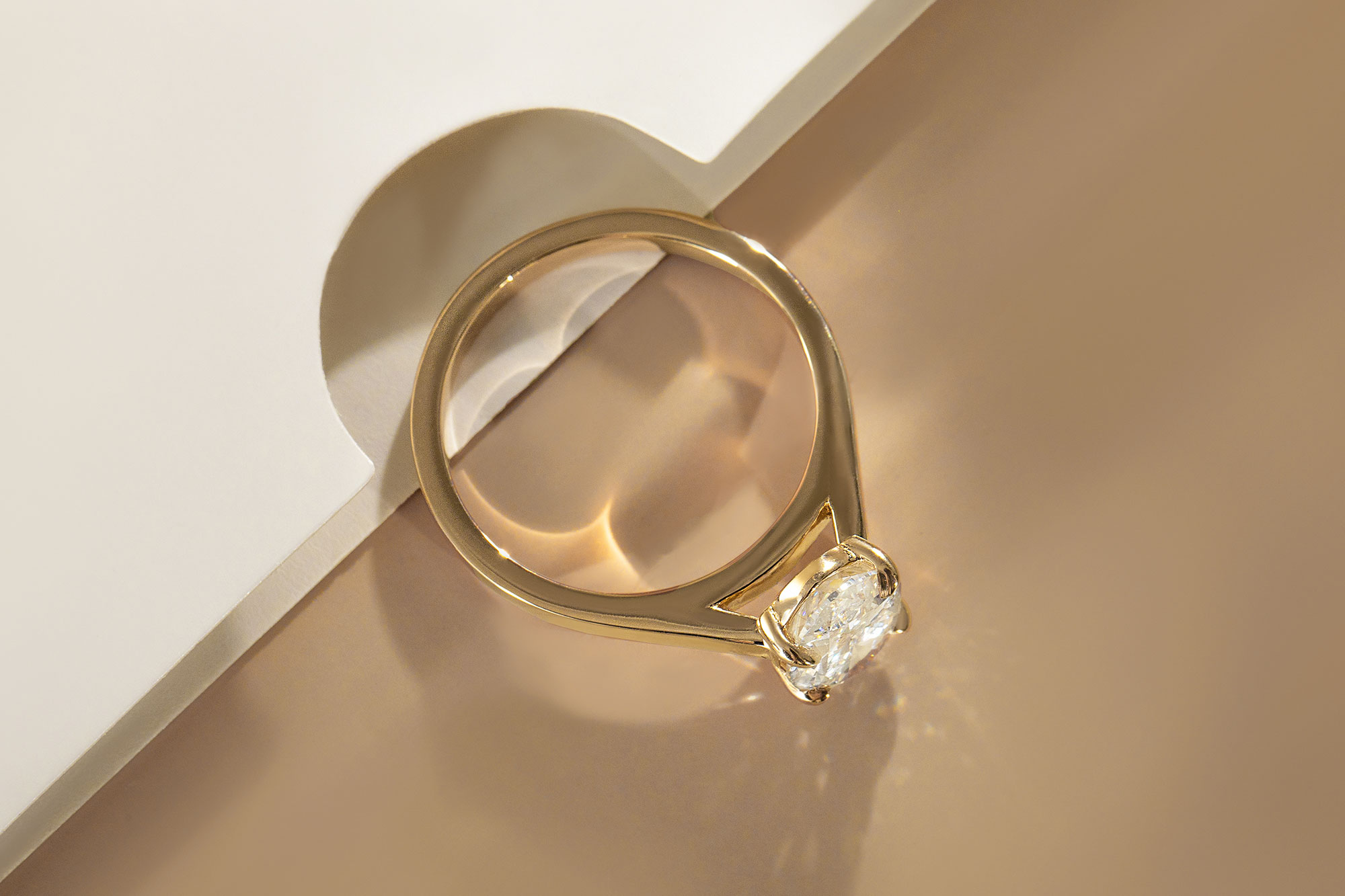The round brilliant cathedral engagement ring with yellow gold band
