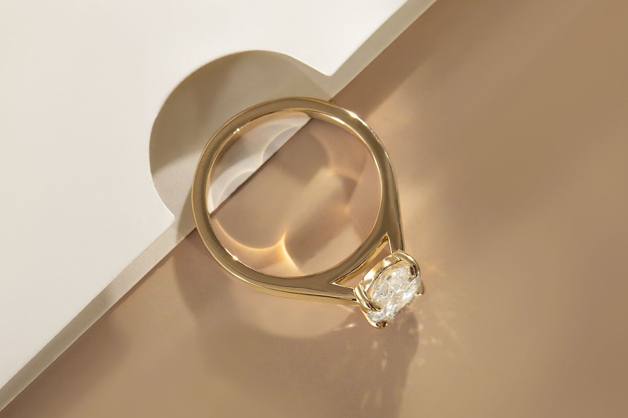 The round brilliant cathedral engagement ring with yellow gold band 