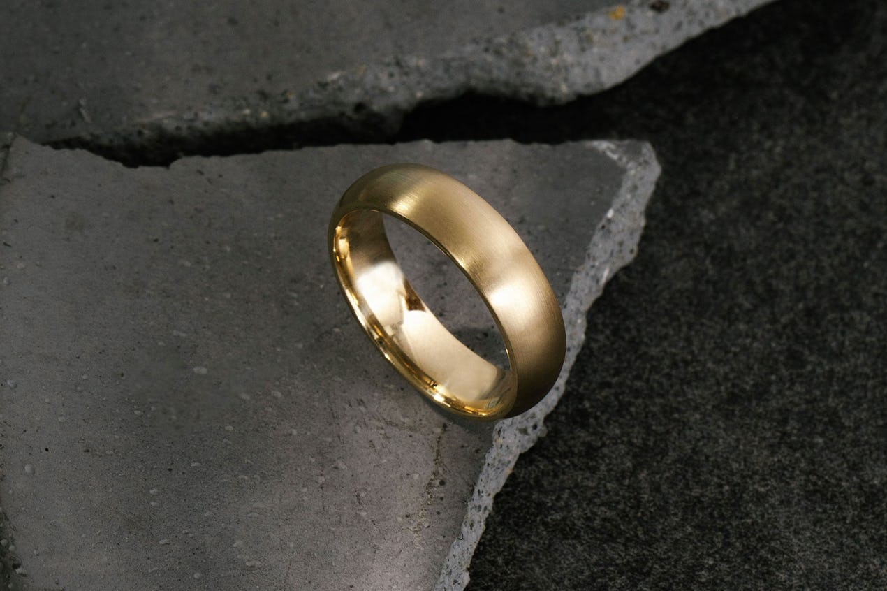 The Round Wedding Band in yellow gold 