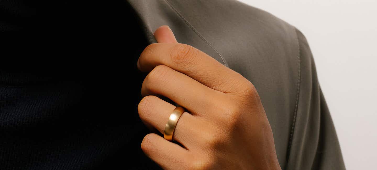 the round wedding band in yellow gold