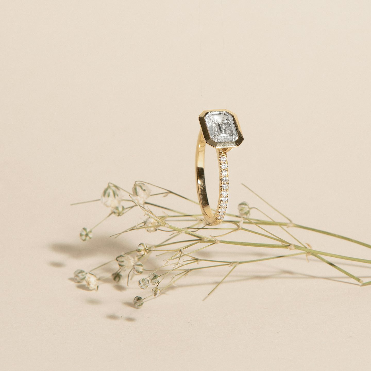 Signature Bezel | Emerald | 18k | 18k Weißgold | Ring: Pavé | Diamantausrichtung: Horizontal | Karatgewicht: Gesamtbestand ansehen