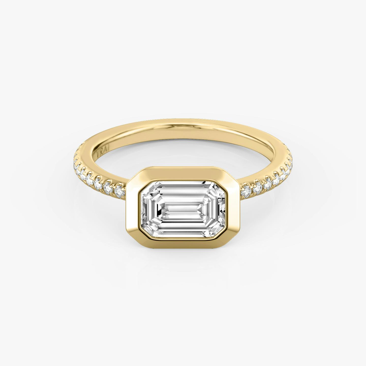 Signature Bezel | Emerald | 18k | 18k Gelbgold | Ring: Pavé | Diamantausrichtung: Horizontal | Karatgewicht: Gesamtbestand ansehen