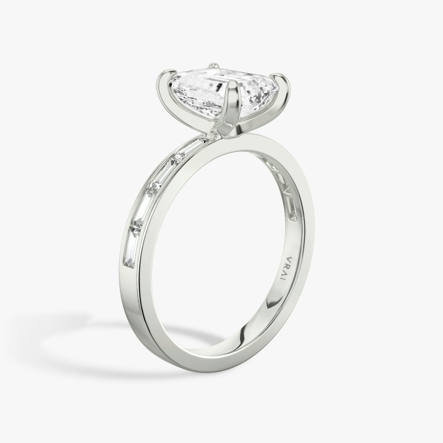 Devotion | Emerald | Platin | Ring: Pavé | Ringbesatz: Baguette | Ring: Original | Diamantausrichtung: vertical | Karatgewicht: Gesamtbestand ansehen