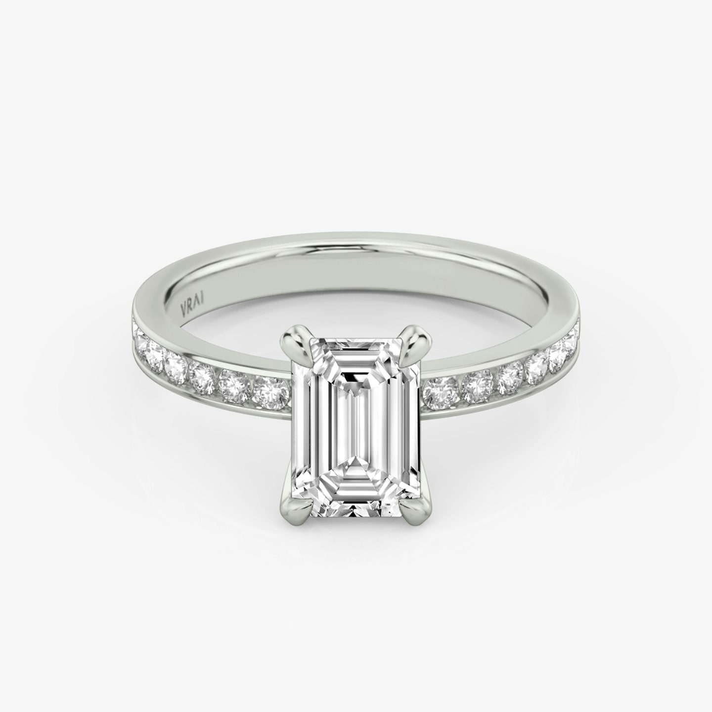 Devotion | Emerald | Platin | Ring: Pavé | Ringbesatz: Rund | Ring: Large | Diamantausrichtung: vertical | Karatgewicht: Gesamtbestand ansehen