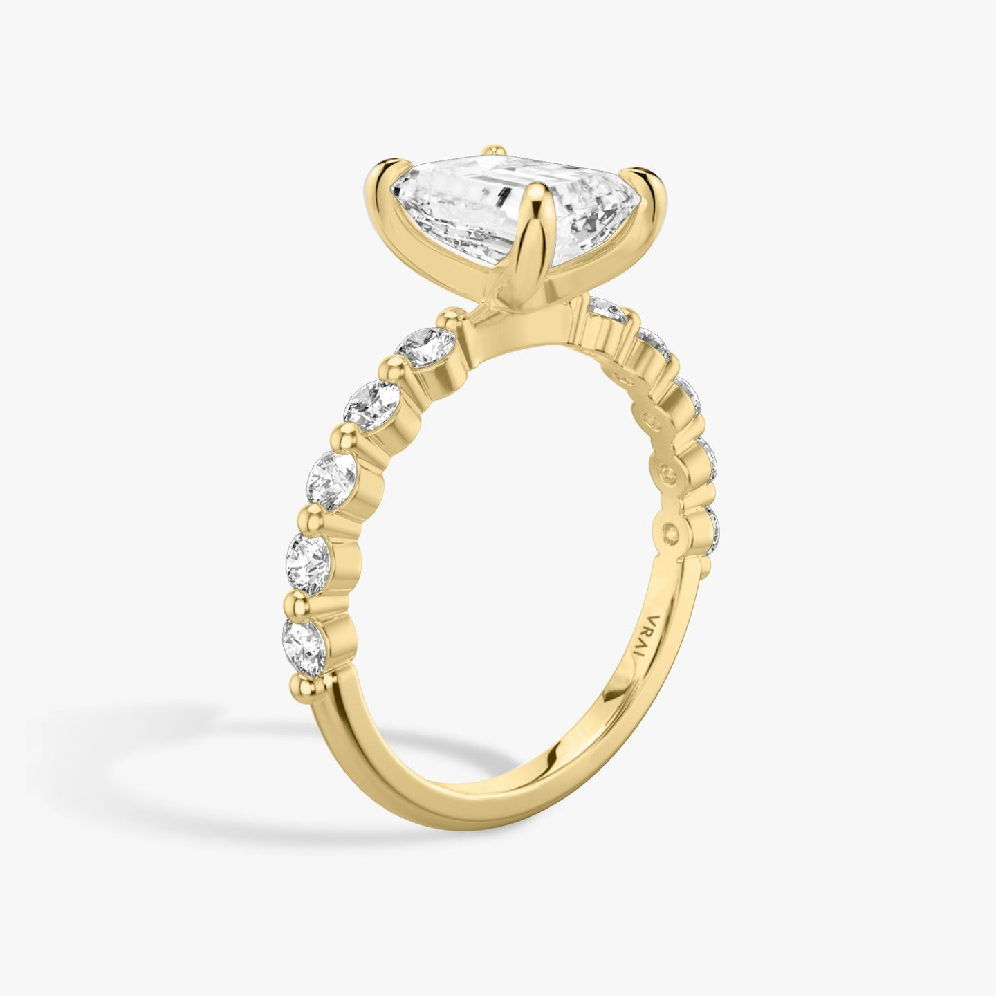 Single Shared Prong | Emerald | 18k | 18k Gelbgold | Ring: Large | Diamantausrichtung: vertical | Karatgewicht: Gesamtbestand ansehen
