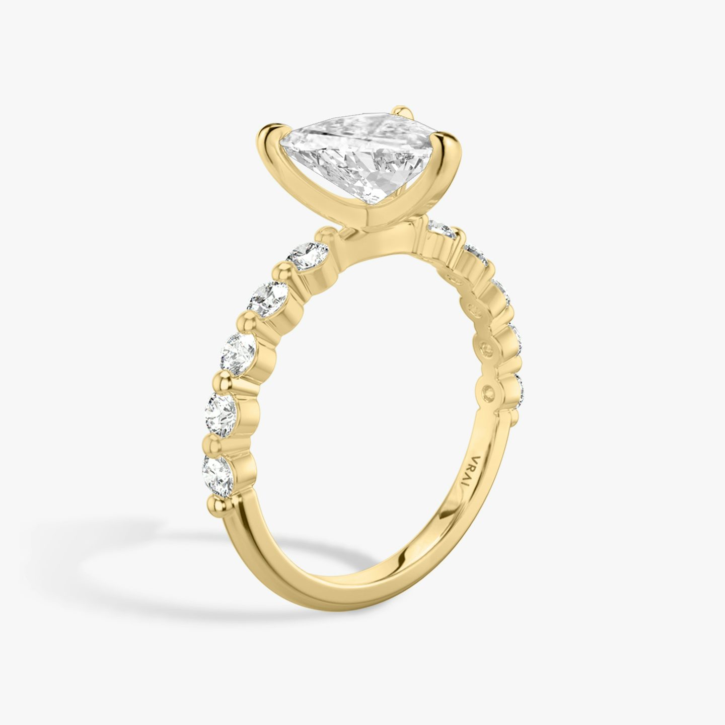 Single Shared Prong | Trillant | 18k | 18k Gelbgold | Ring: Schlicht | Ring: Large | Diamantausrichtung: vertical | Karatgewicht: Gesamtbestand ansehen