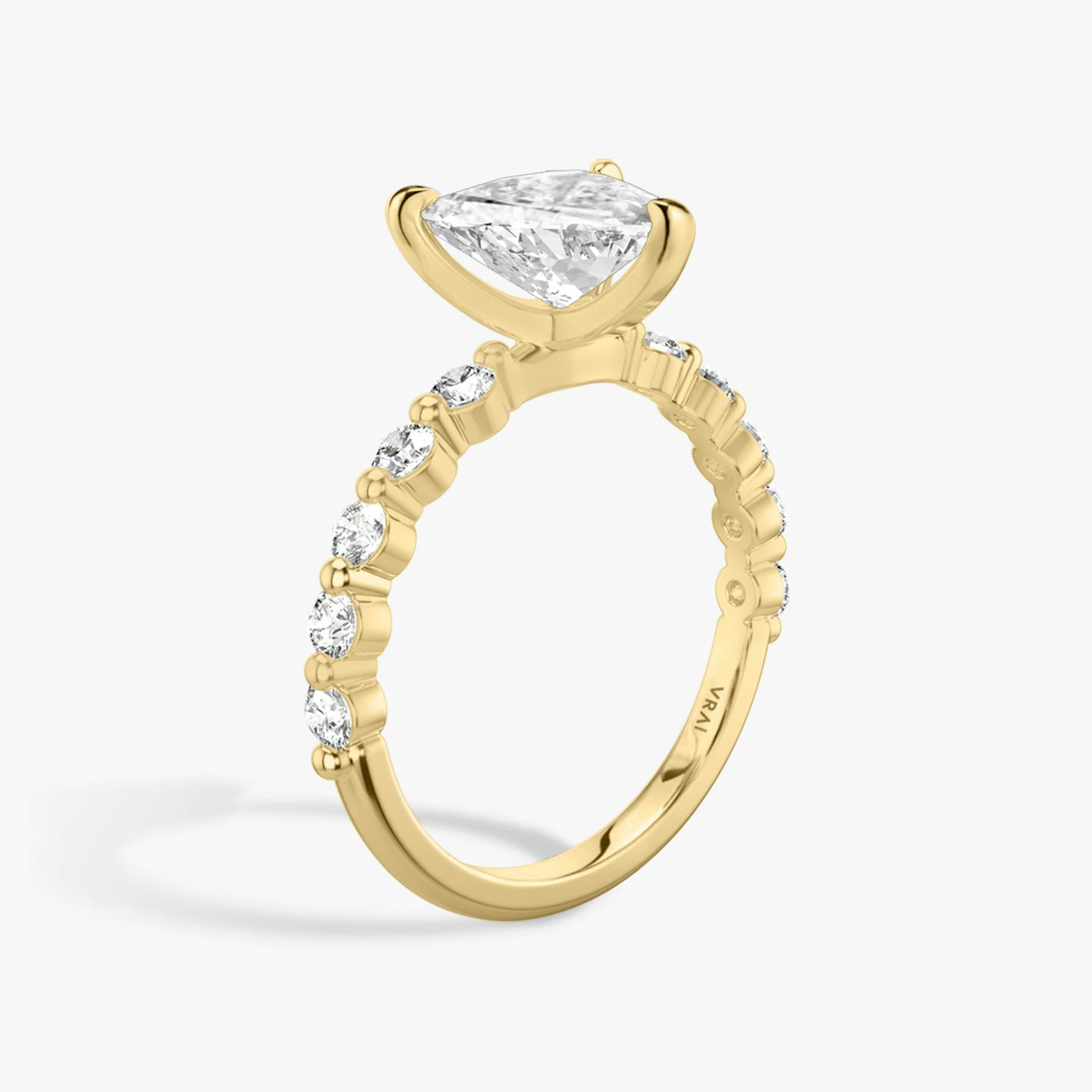 Single Shared Prong | Trillant | 18k | 18k Gelbgold | Ring: Large | Diamantausrichtung: vertical | Karatgewicht: Gesamtbestand ansehen