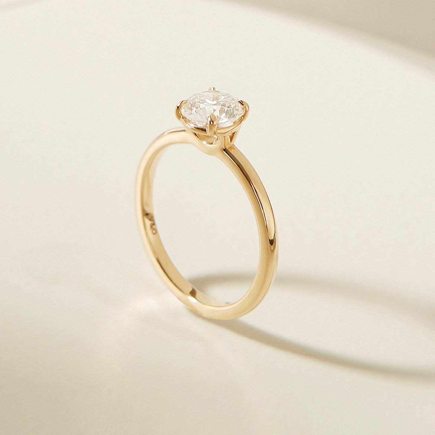 The Signature | Round Brilliant | 18k | 18k Yellow Gold | Band width: Standard | Band: Plain | Setting style: Plain | Carat weight: See full inventory | Diamond orientation: vertical