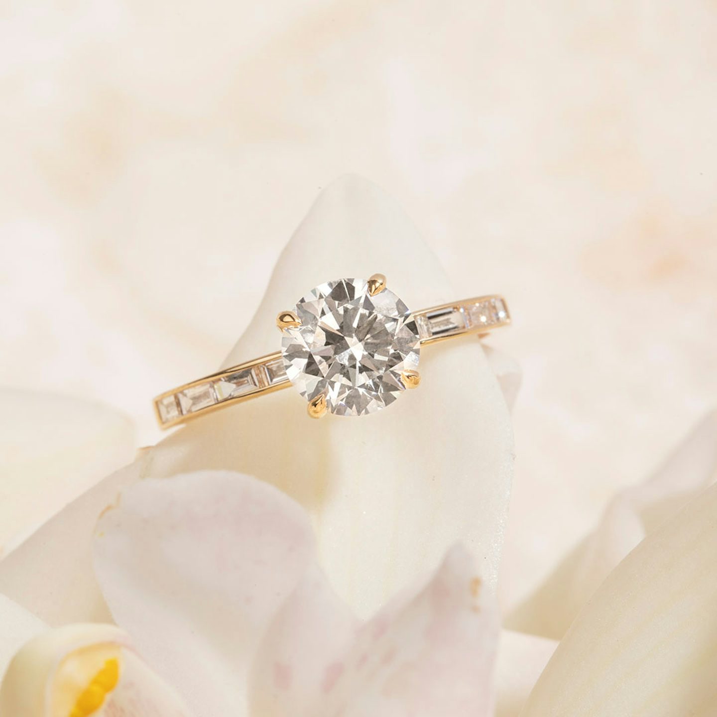 The Devotion | Round Brilliant | 18k | 18k Yellow Gold | Carat weight: See full inventory | Band stone shape: Baguette | Band: Original | Diamond orientation: vertical