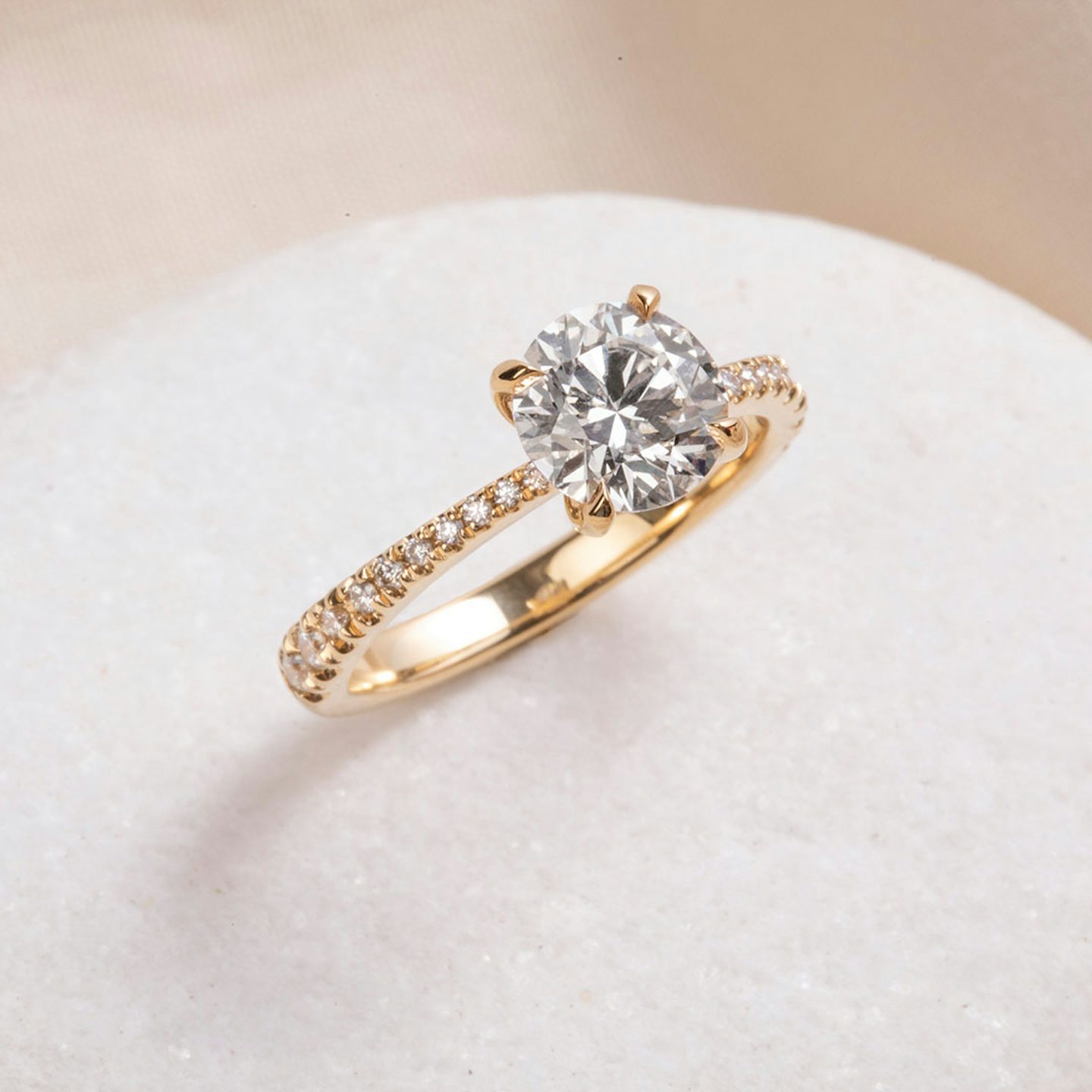 The Tapered Classic | Round Brilliant | 18k | 18k Yellow Gold | Band: Pavé | Carat weight: 2 | Diamond orientation: vertical