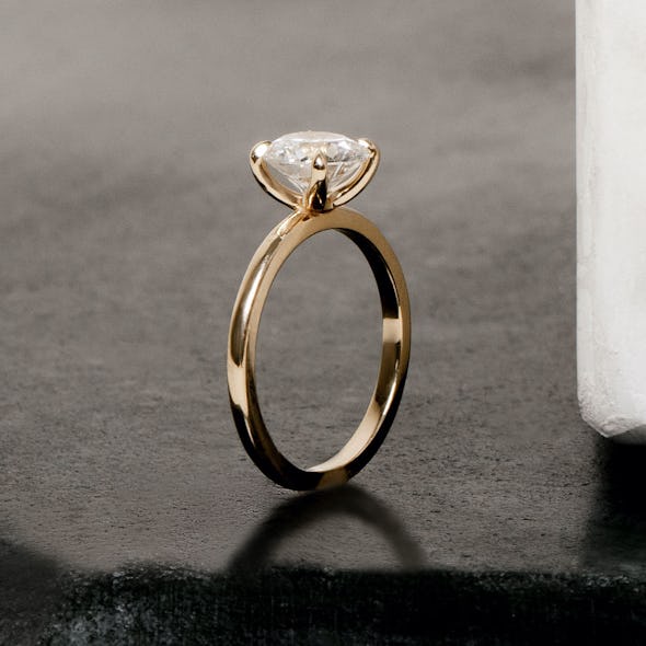 The Classic Round Brilliant Engagement Ring in Yellow gold | VRAI