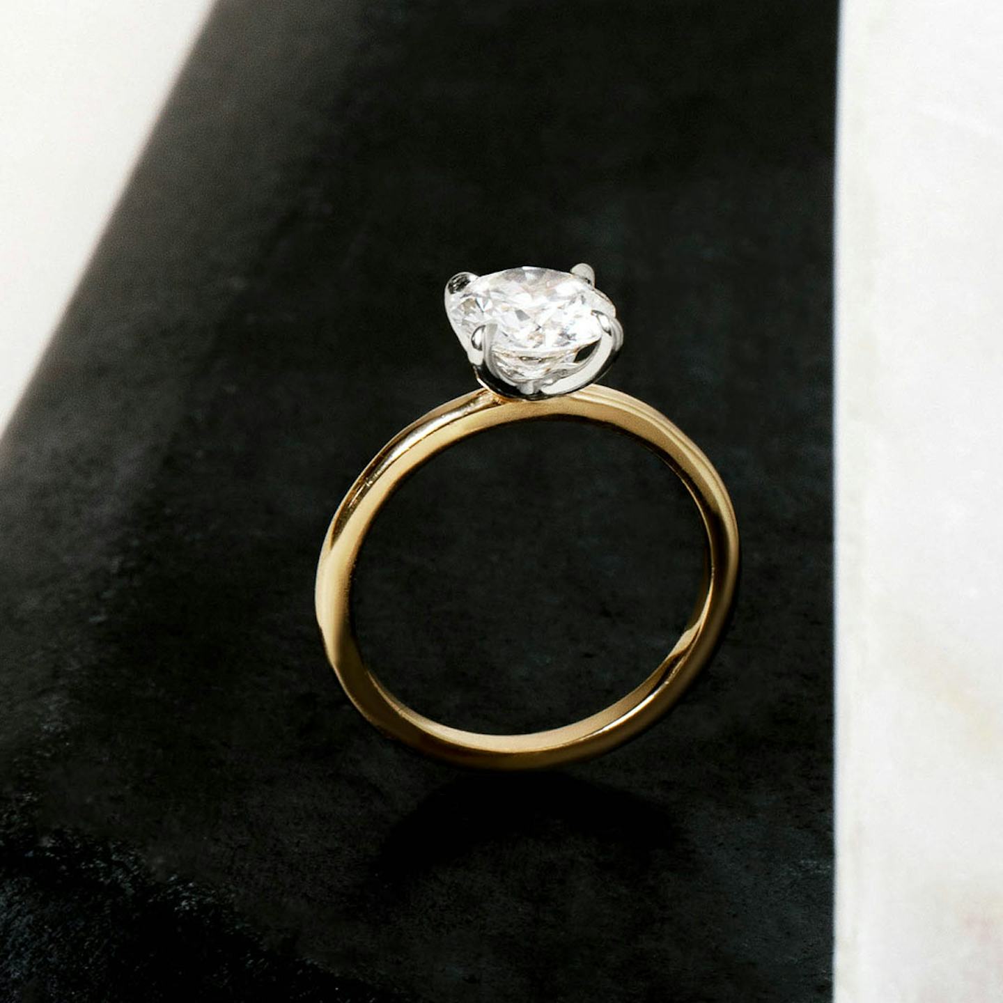 The Classic Two Tone | Round Brilliant | 18k | 18k Yellow Gold | Band: Plain | Carat weight: 1 | Diamond orientation: vertical
