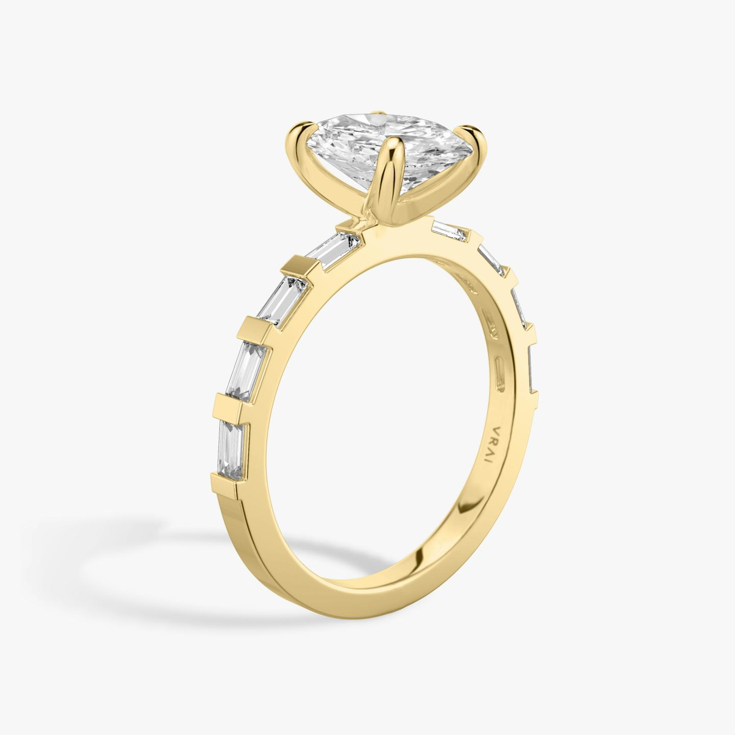 The Baguette Bar | Oval | 18k | 18k Yellow Gold | Diamond orientation: vertical | Carat weight: See full inventory