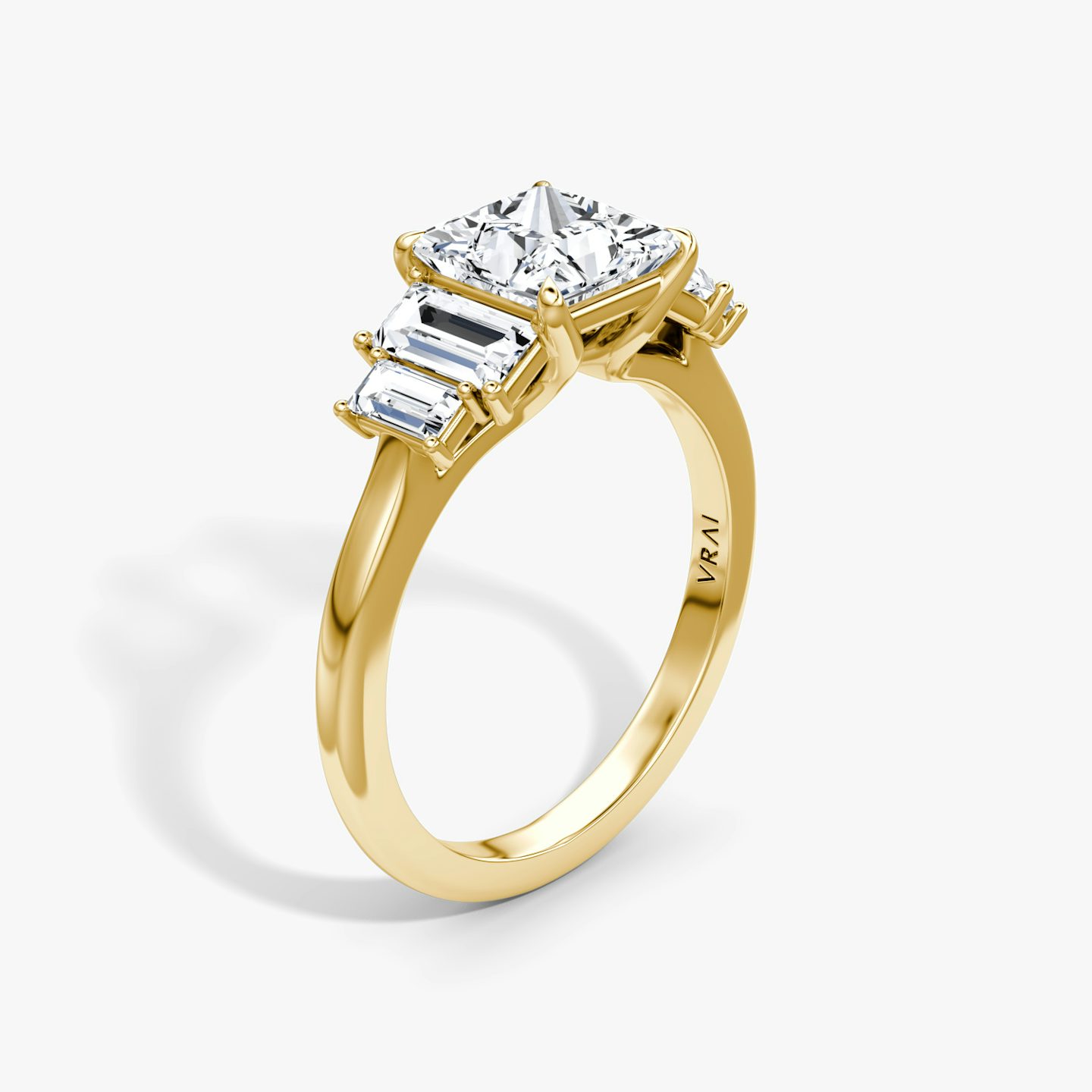 Anillo de compromiso Five Stone Heirloom | Princesa | 18k | Oro amarillo de 18 quilates | Orientación de diamante: vertical | Peso en quilates: Ver stock total