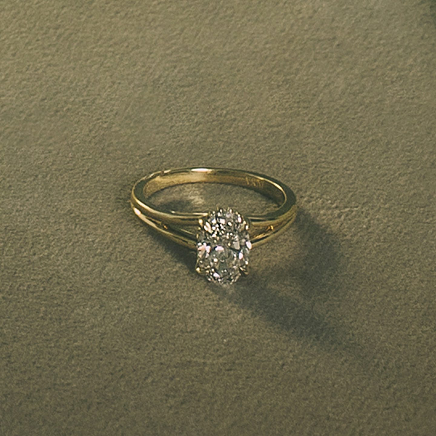 The Floating Split Band | Round Brilliant | 18k | 18k Yellow Gold | Band: Plain | Carat weight: See full inventory | Diamond orientation: vertical