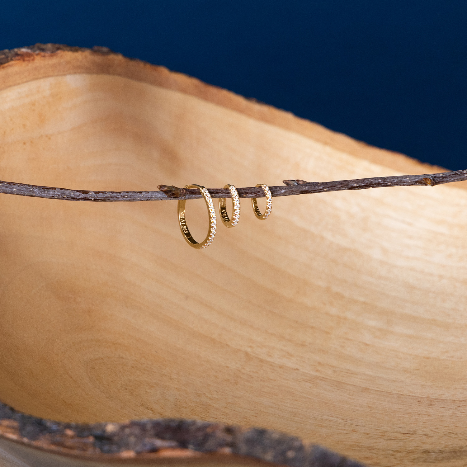 Pav Huggie Hoops nachhaltig geschaffene Diamanten VRAI
