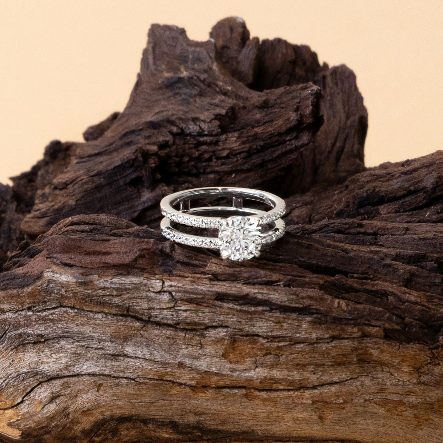 The Double Band | Round Brilliant | 18k | 18k White Gold | Band: Pavé | Carat weight: 1 | Band stone shape: Round Brilliant | Diamond orientation: vertical