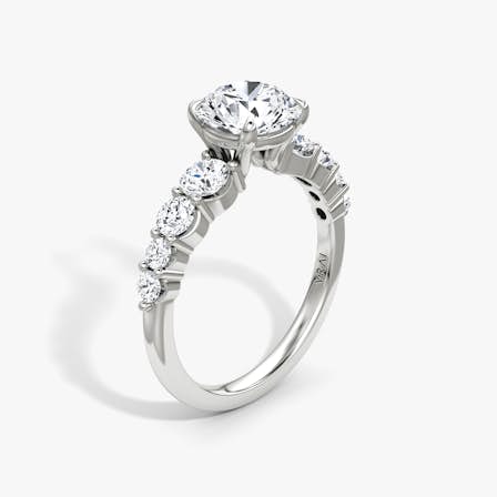 Graduated Band Round Brilliant cut Diamond Ring
