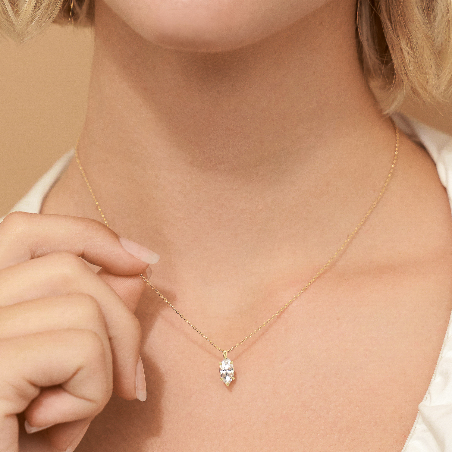 VRAI V Solitaire Round Brilliant Necklaces